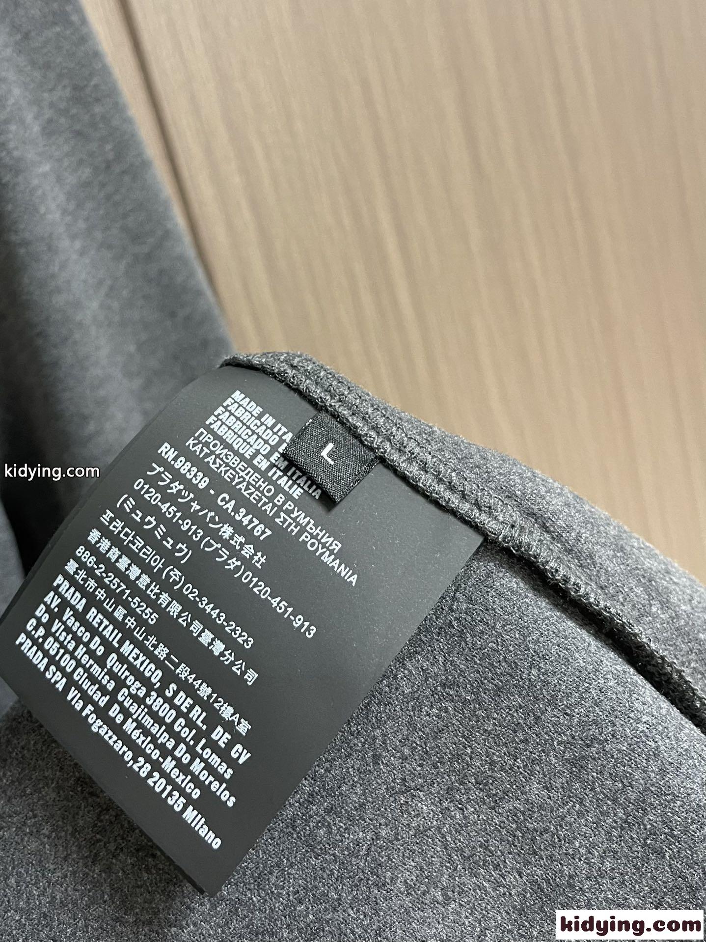 ベーシック 合わせやすい タートルネック 長袖Tシャツ プラダ Tシャツ コピー ダークグレー-4