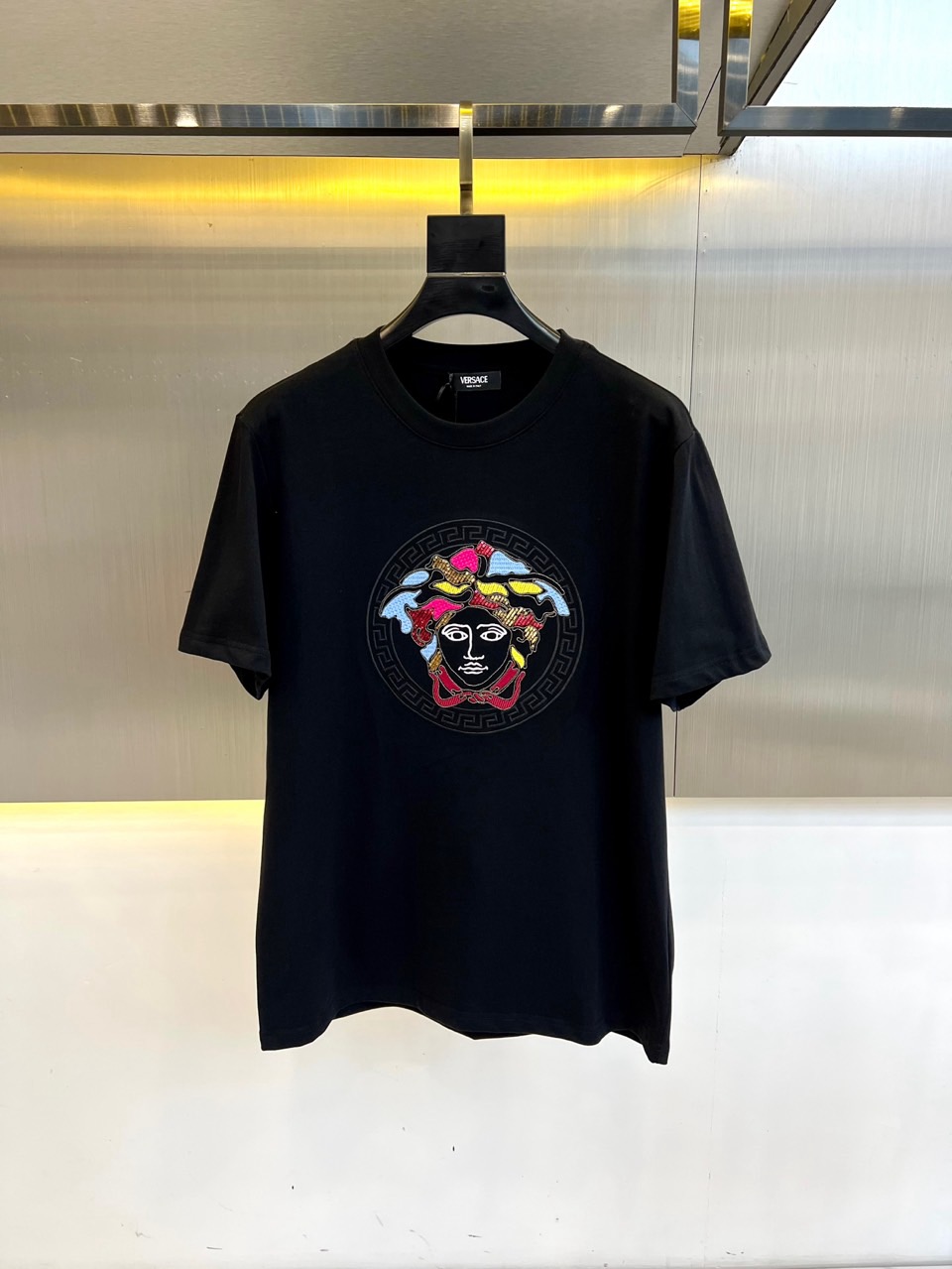 ヴェルサーチェ Tシャツ 偽物 シンプル ロゴ入り 半袖Tシャツ ブラック-0