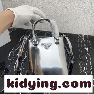 プラダバッグ コーナーの新型ミニハンドバケットバッグが到着しました 新しい光沢のある牛革バケツバッグは世界を風靡しています コピー-4