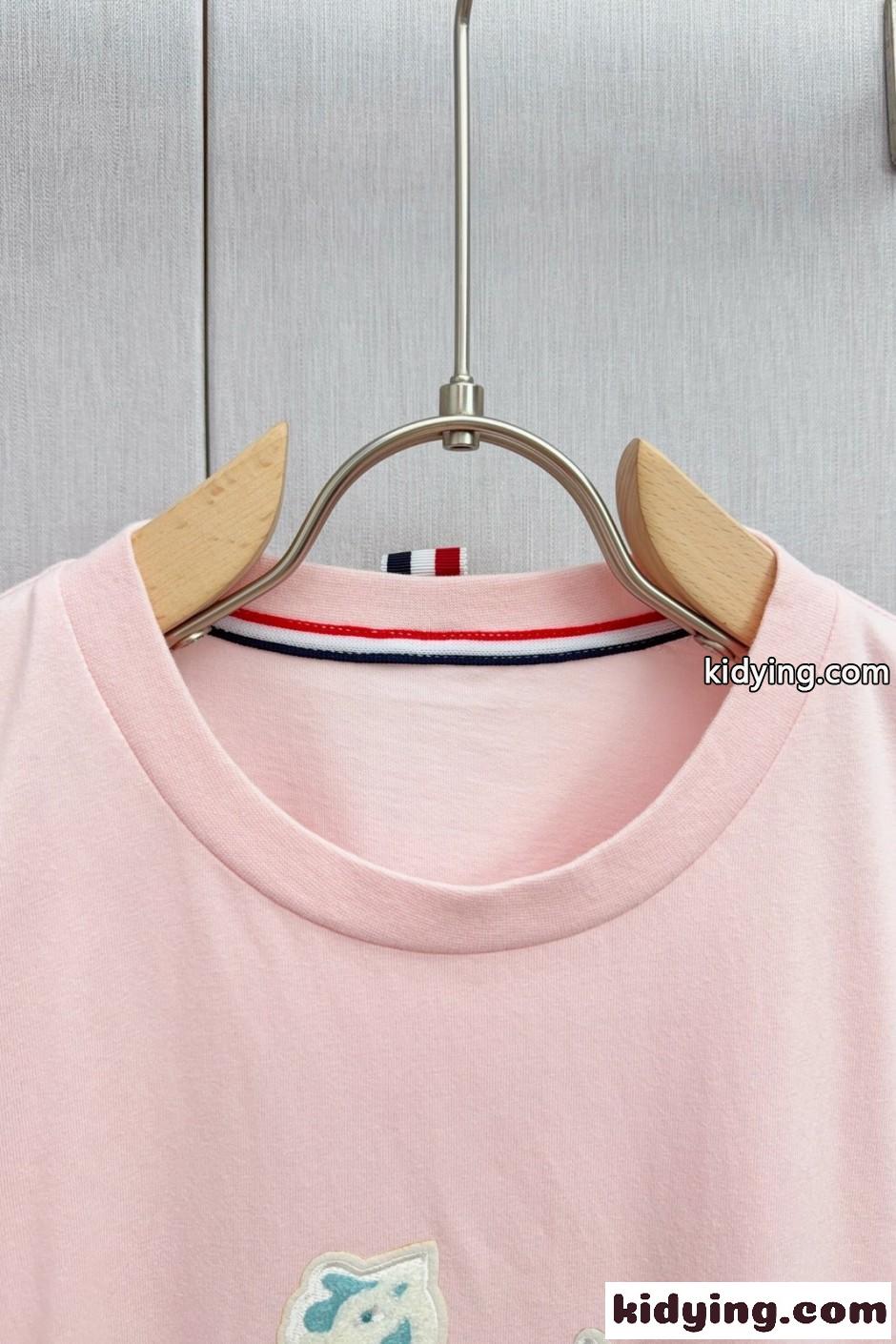 シンプル 可愛い ヘクター クルーネック 半袖Tシャツ トムブラウン Tシャツ 偽物 ピンク-2