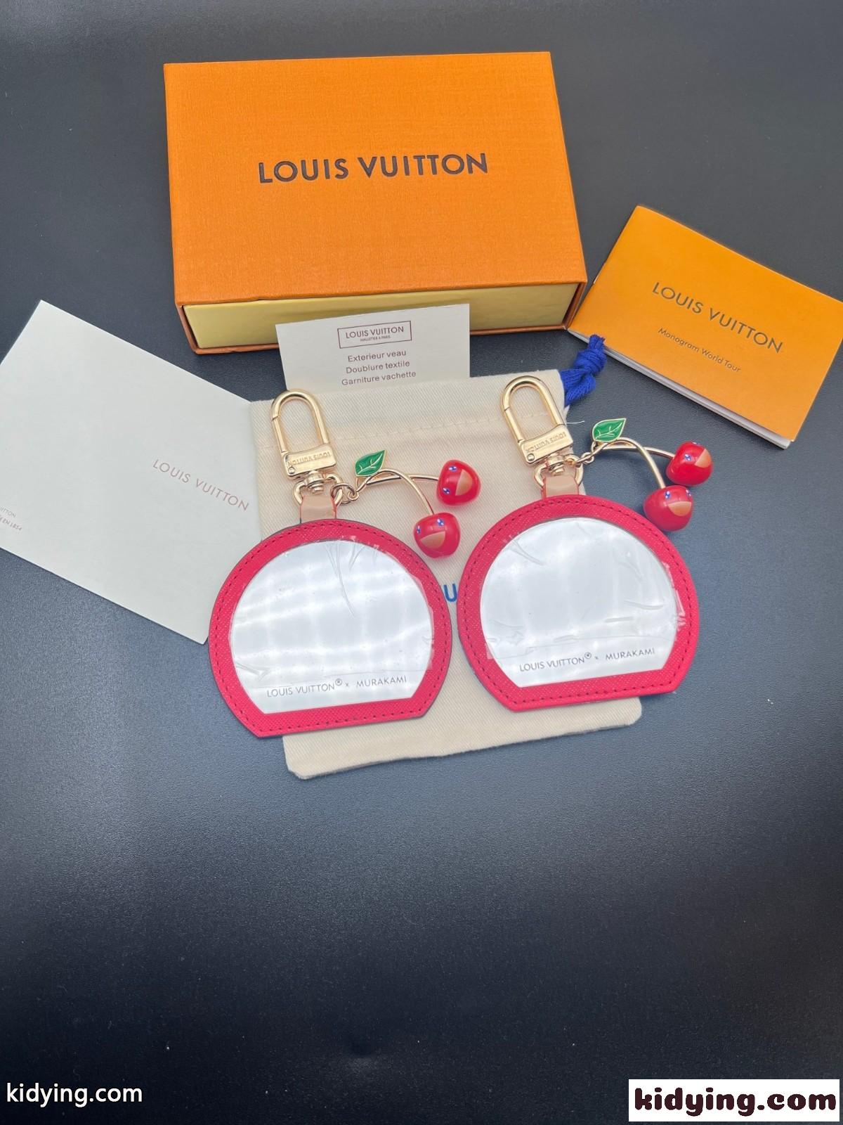 M02830 LV × TM バッグチャーム･LV ミニ ミラー チェリー ルイ・ヴィトン スーパーコピー-1