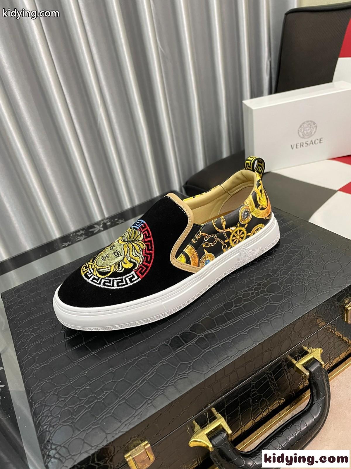 人気 上品 高級感 スリッポン ローファー ヴェルサーチェ メンズ コピー 滑り止め 快適な履き心地 カジュアルジューズ-0