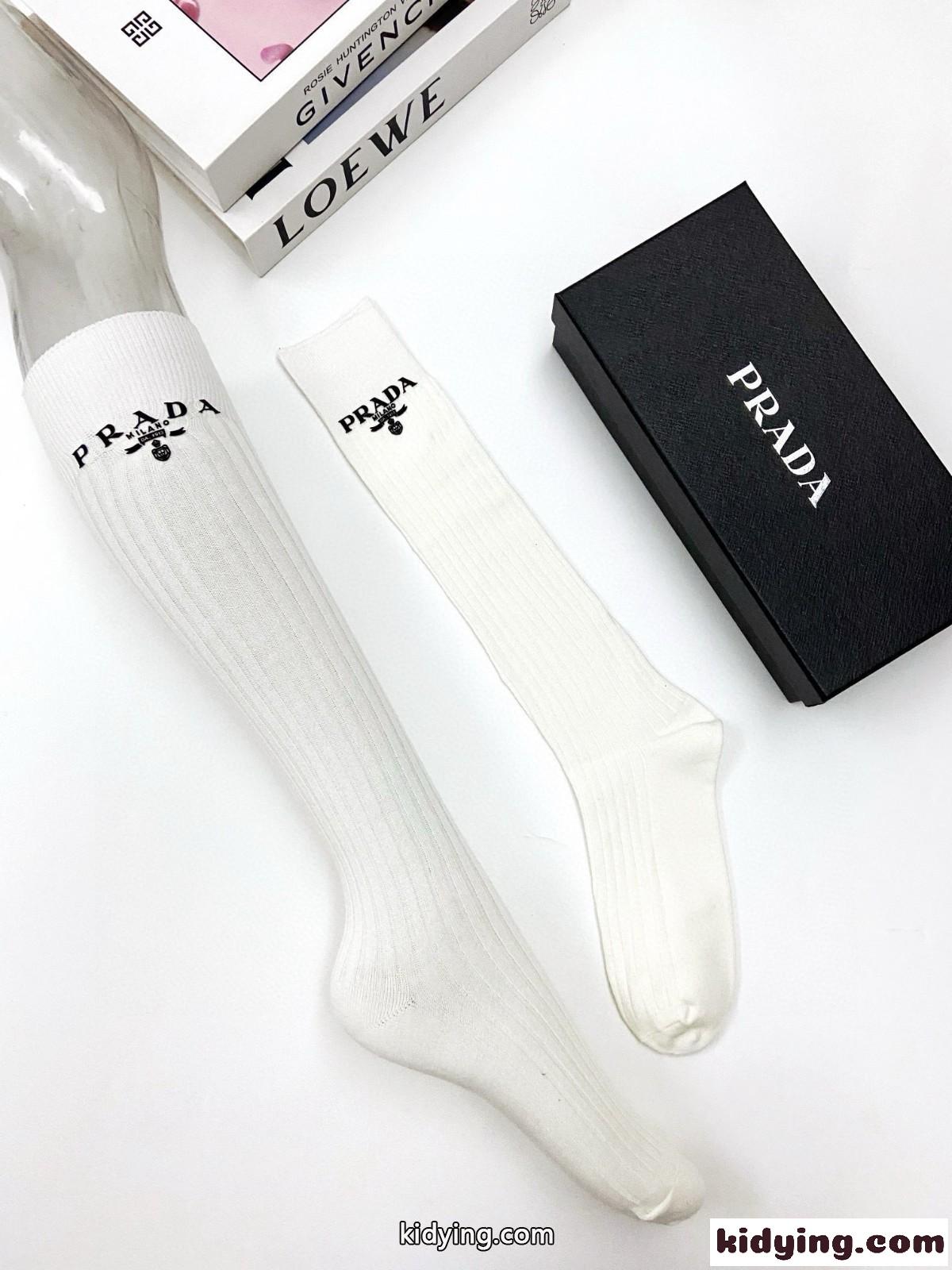 プラダ 靴下 偽物 合わせやすい シンプル 上品 ロゴ入り ロングソックス ホワイト-1