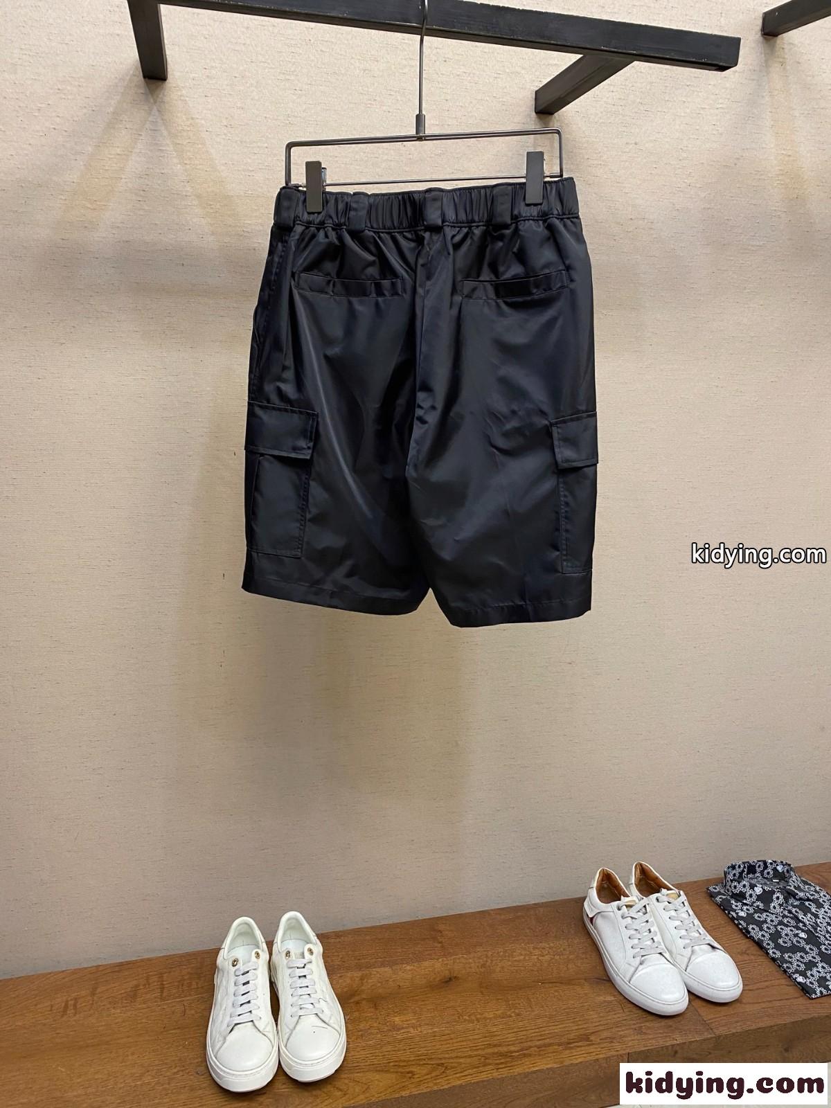 上品 カジュアル ナイロンショートパンツ プラダ パンツ 偽物 メンズ-1