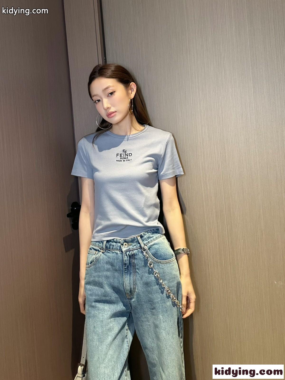 洗練された ロゴ入り クロップド丈 半袖 トップス フェンディ Tシャツ コピー グレー-4