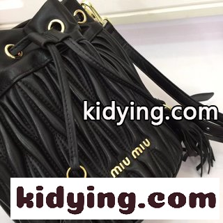 【MIUMIU】ミュウミュウコーナーの新型桶バッグ ミュウミュウ バッグ ショルダーコピー 百着のファッションを調節することができる-0