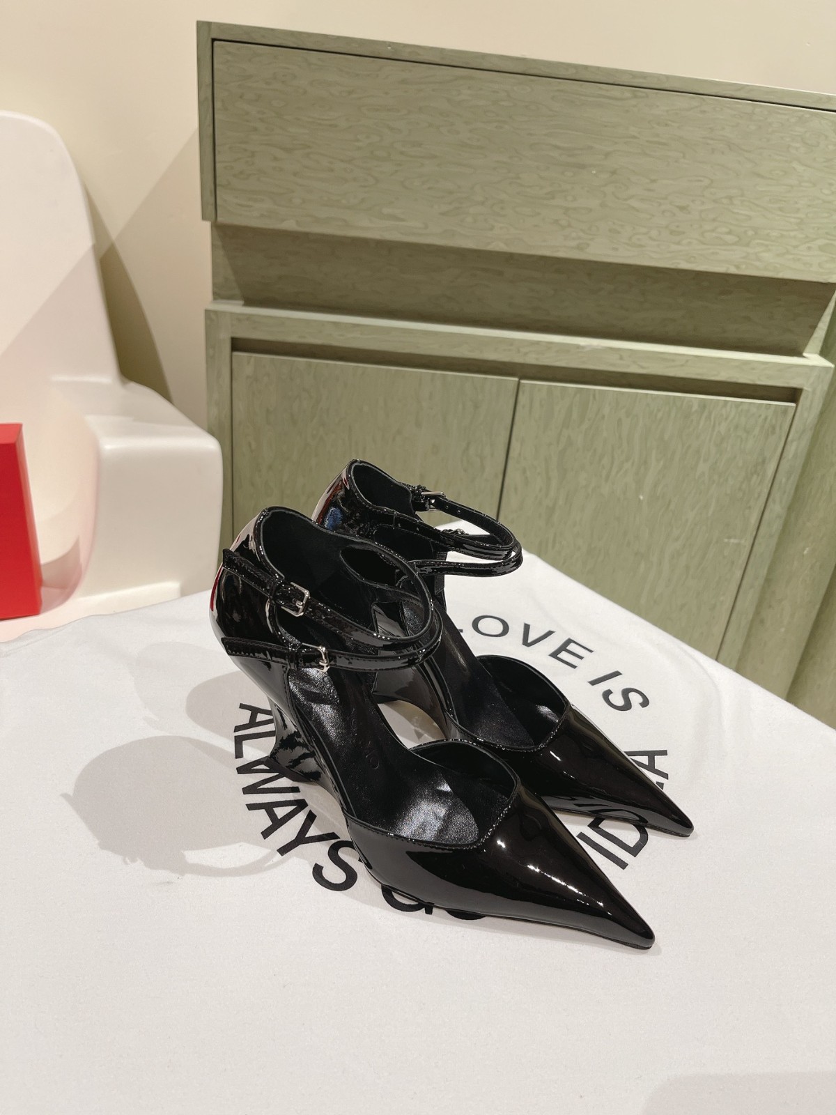 ウエッジソール アンクルストラップパンプス サルヴァトーレ・フェラガモ パンプス コピー ブラック-1