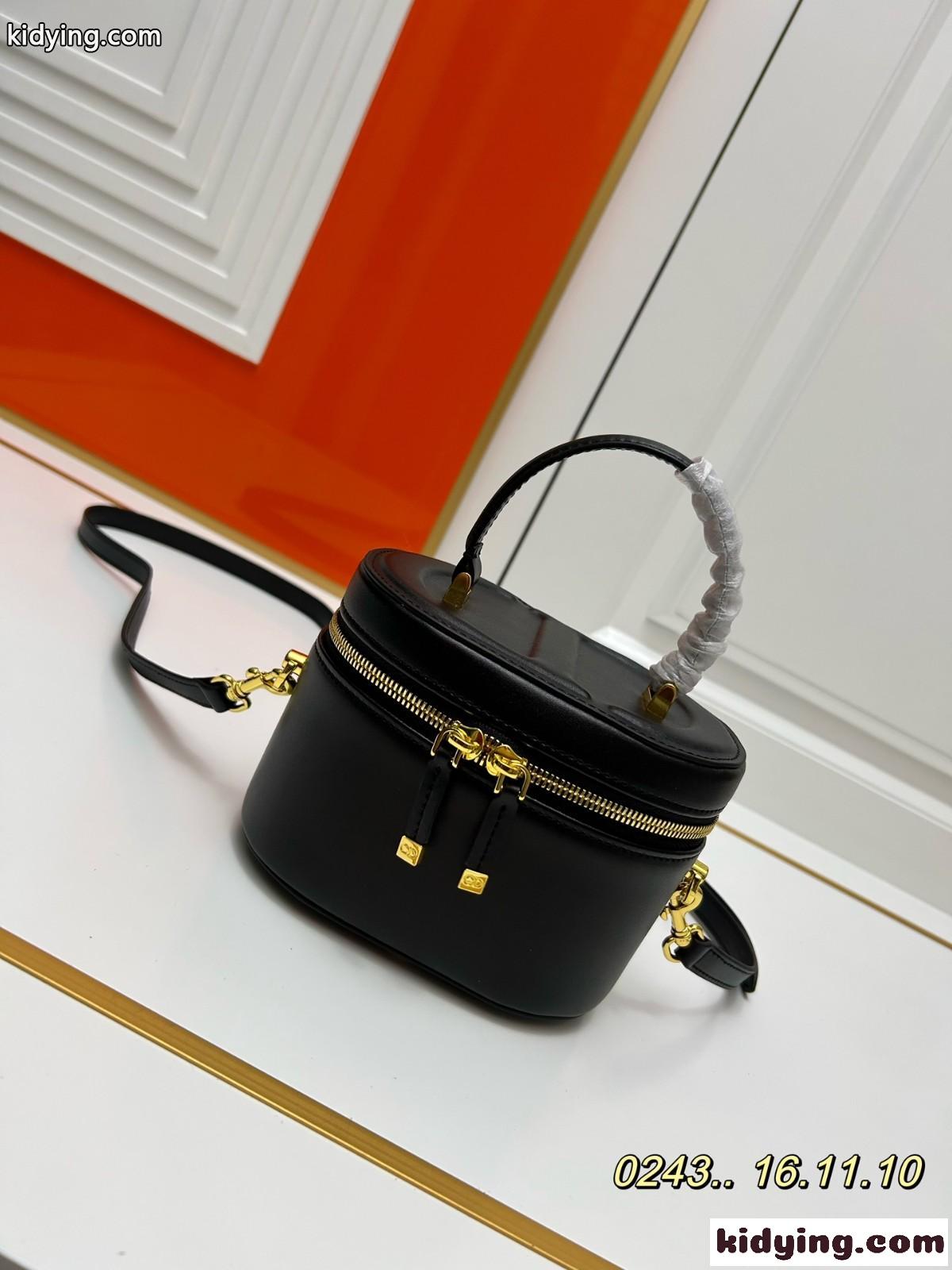 コロンとした形が可愛い DIOR SIGNATURE ヴァニティ スモール ショルダーバッグ コピー ブラック-0