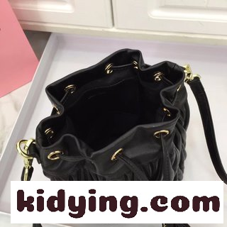 【MIUMIU】ミュウミュウコーナーの新型桶バッグ ミュウミュウ バッグ ショルダーコピー 百着のファッションを調節することができる-4