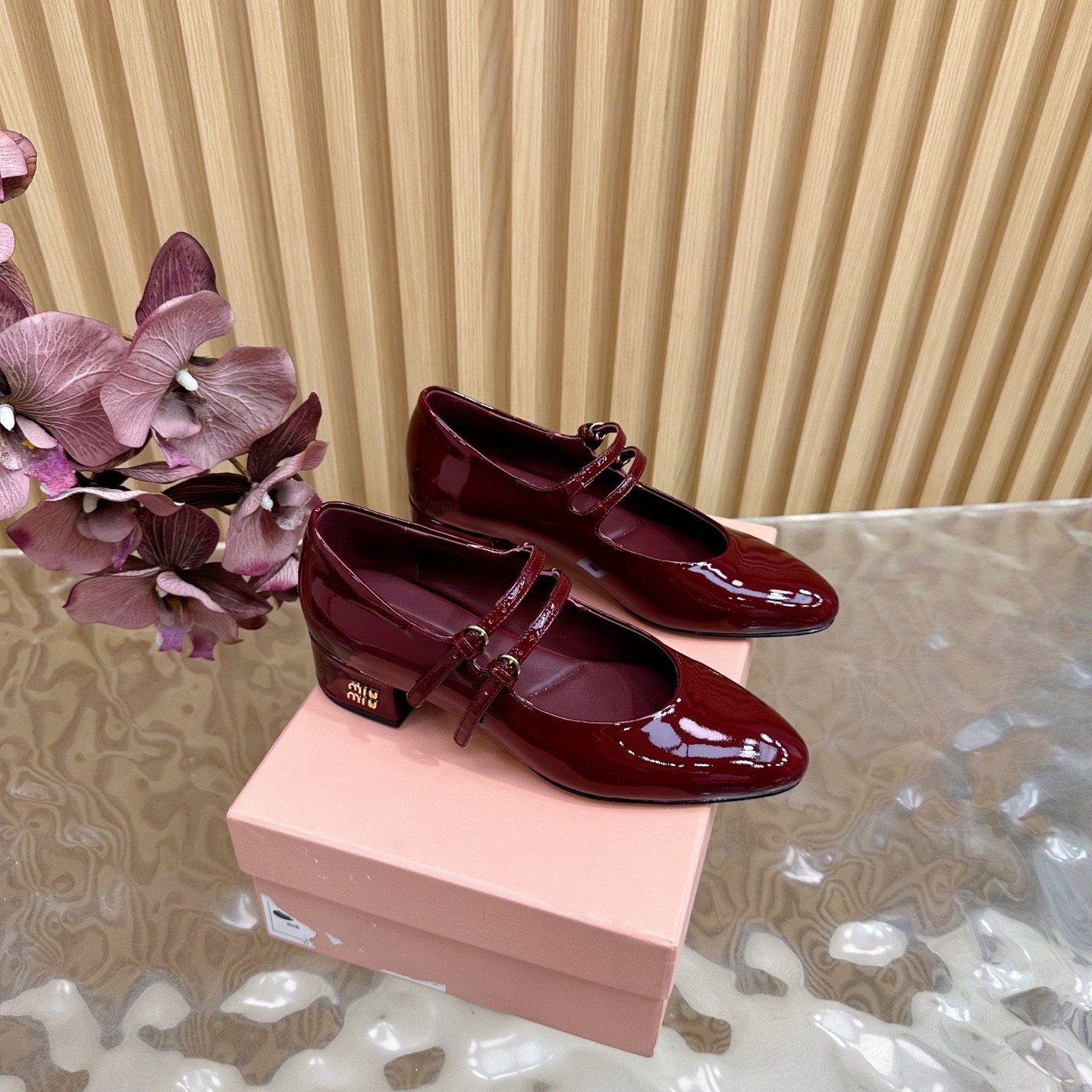 パテントレザー パンプス バックル付き ミュウミュウ スーパーコピー レッド-0