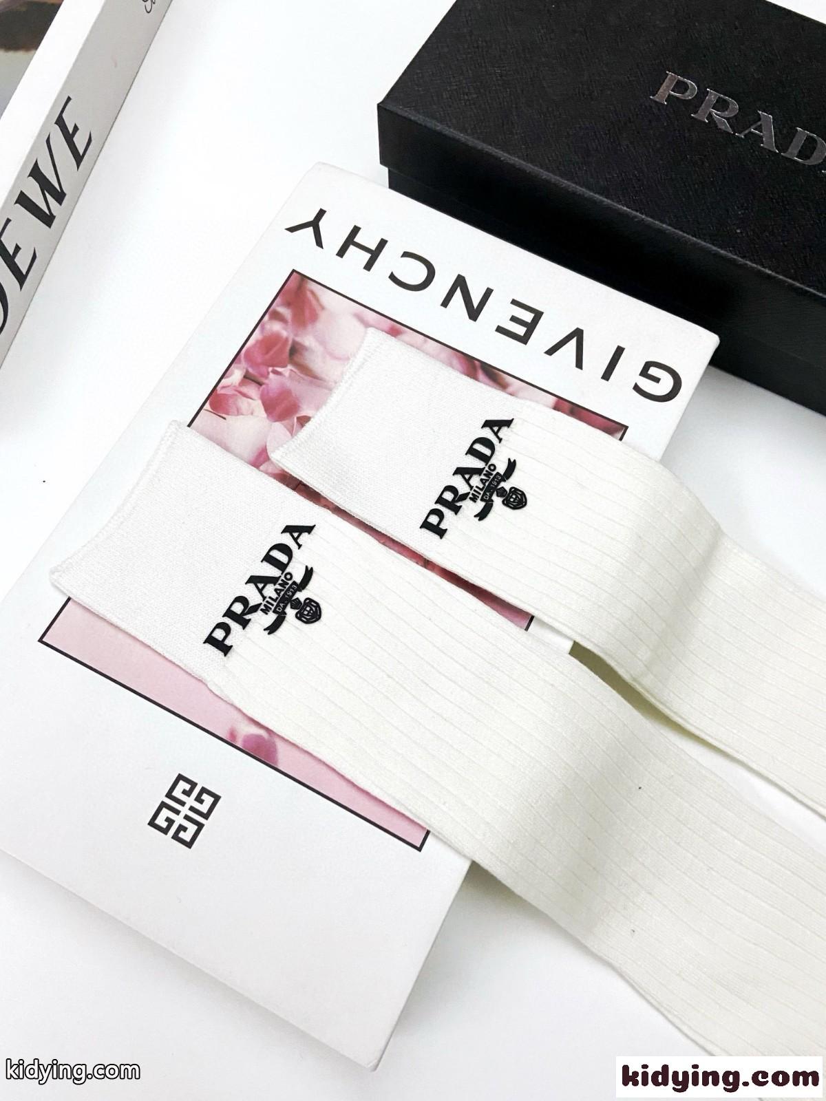 プラダ 靴下 偽物 合わせやすい シンプル 上品 ロゴ入り ロングソックス ホワイト-3