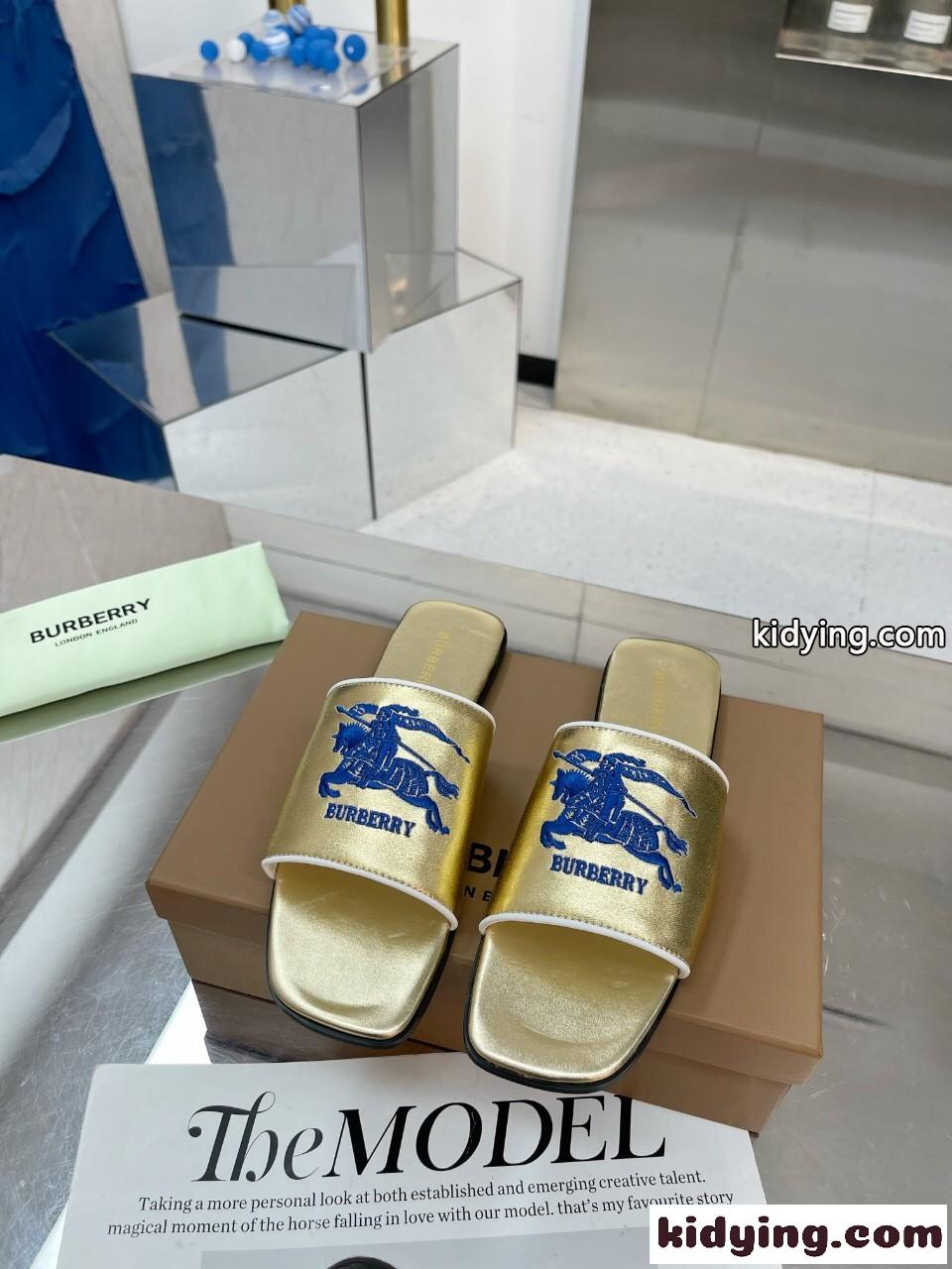 定番 刺繍入り バーバリー サンダル コピー レザースライドサンダル ゴールド-4