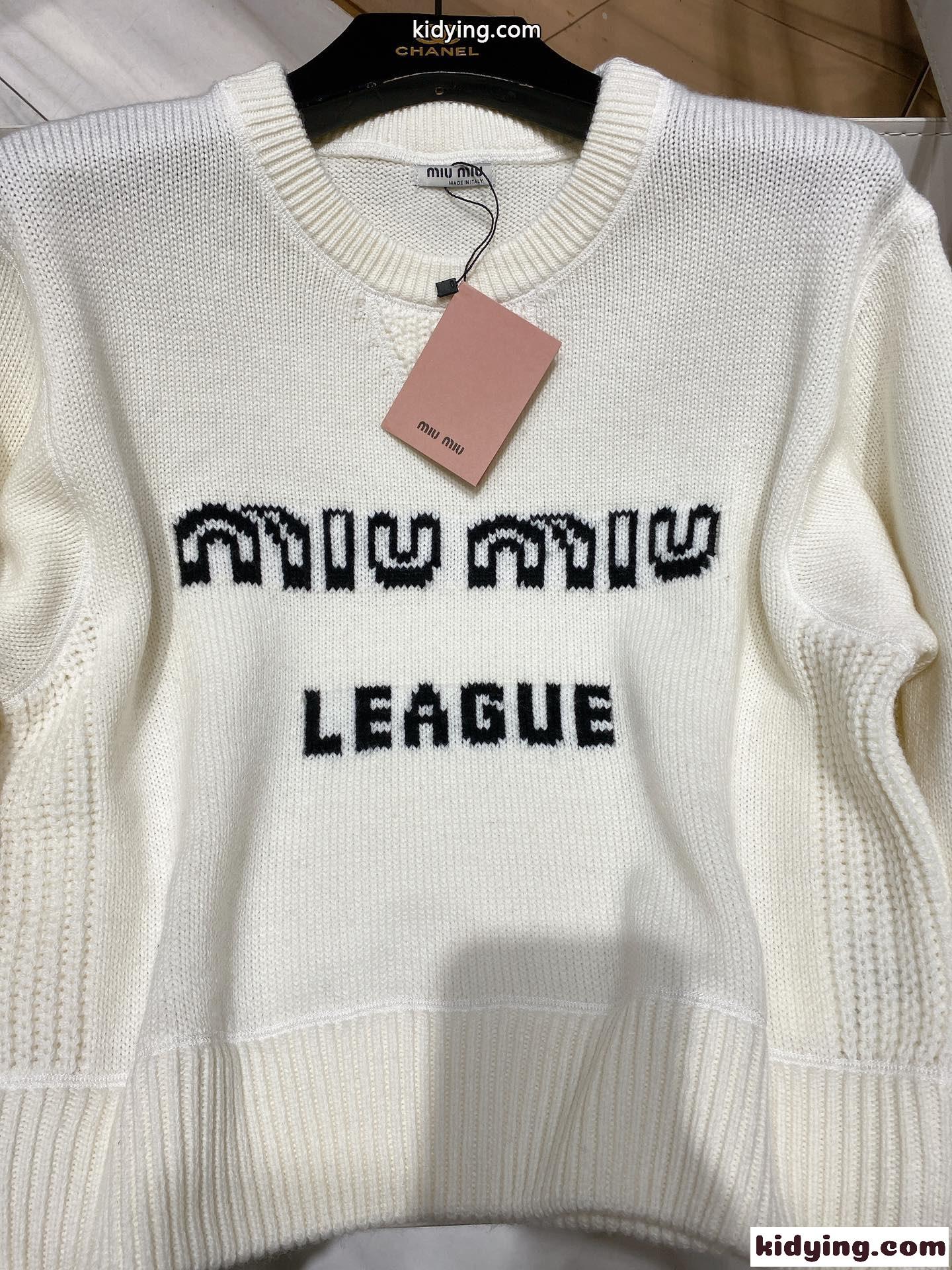 女性らしい おしゃれ  合わせやすい 高品質 ラウンドネック ミュウミュウ セーター コピー レディース ホワイト ショート-4