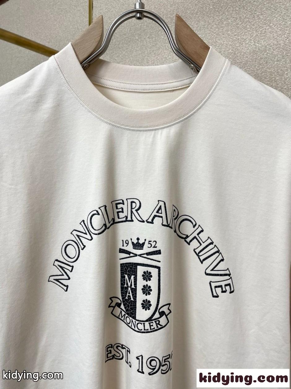 人気 カジュアル カレッジロゴ 半袖Tシャツ モンクレール Tシャツ 偽物-1