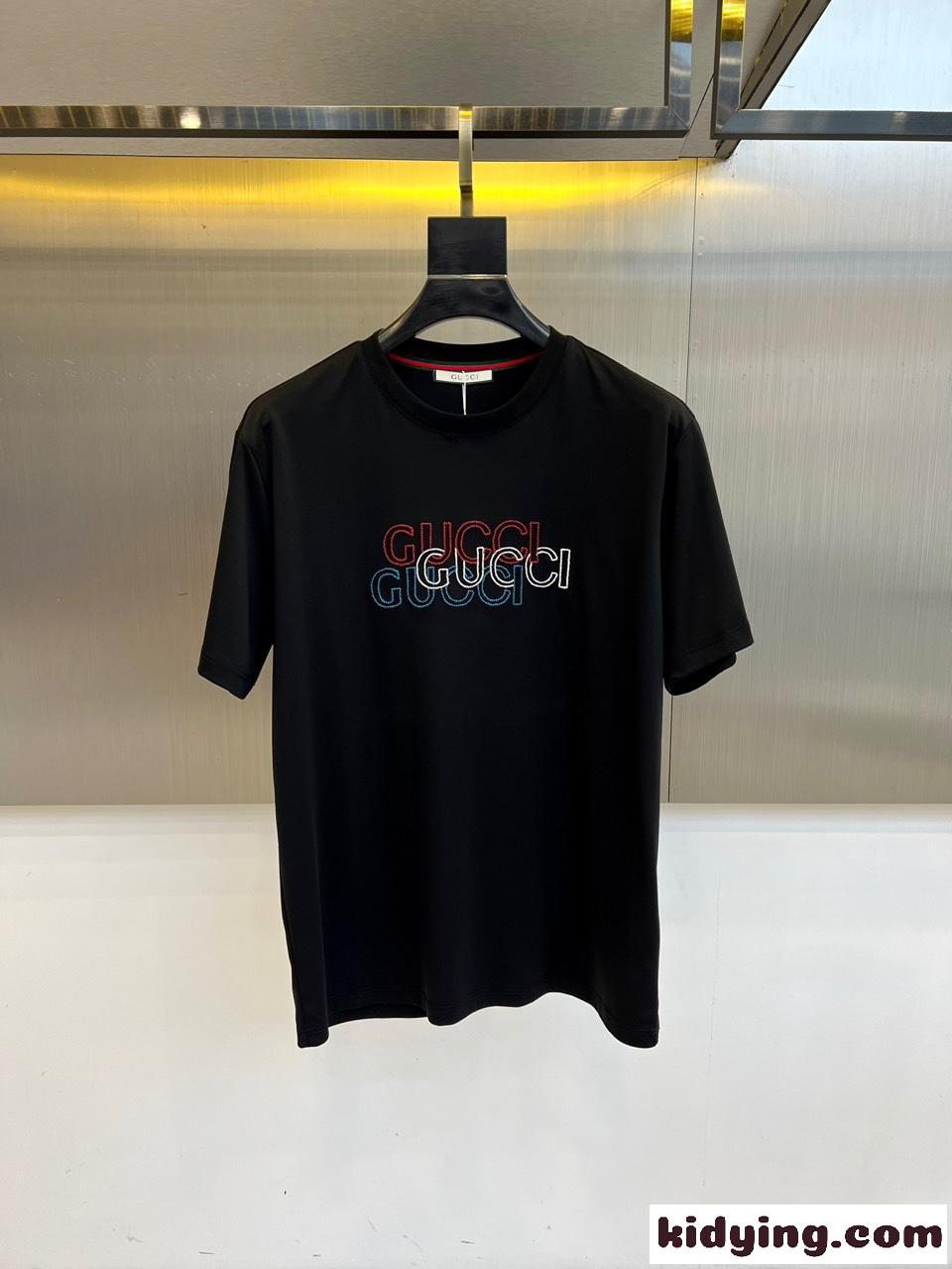 お洒落 ロゴ入り 半袖Tシャツ グッチ Tシャツ 偽物 クルーネック ブラック-0