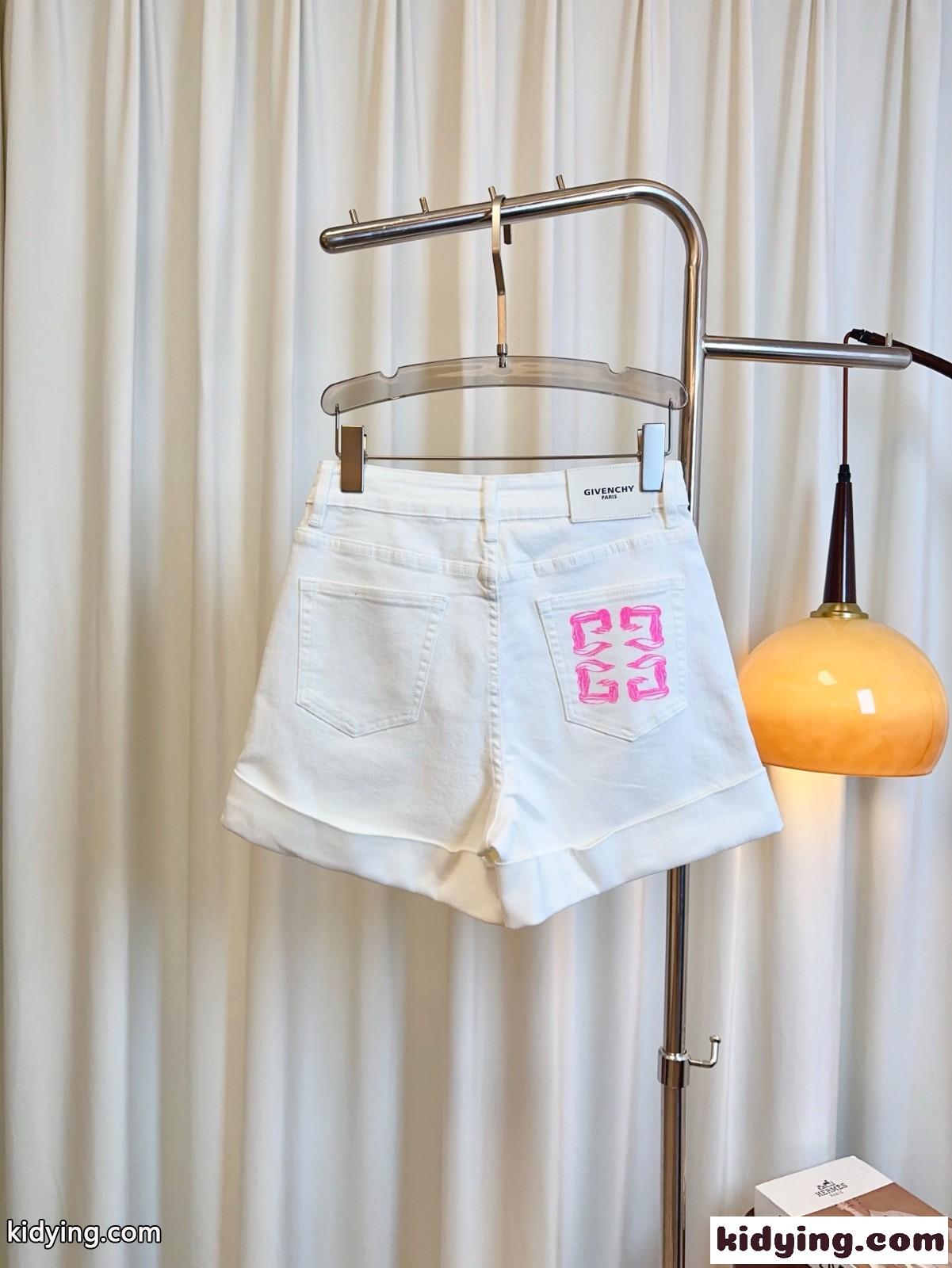 お洒落 ロールアップ ロゴ入り デニムショートパンツ ジバンシィ パンツ コピー ホワイト-1