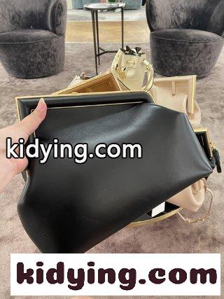 新しいFENDI Firstが来ました デザイナーKim Jonesが主導して デザインした最初のFend1は,従来のバッグ型を覆した フェンディ バッグ 新作 コピー-4