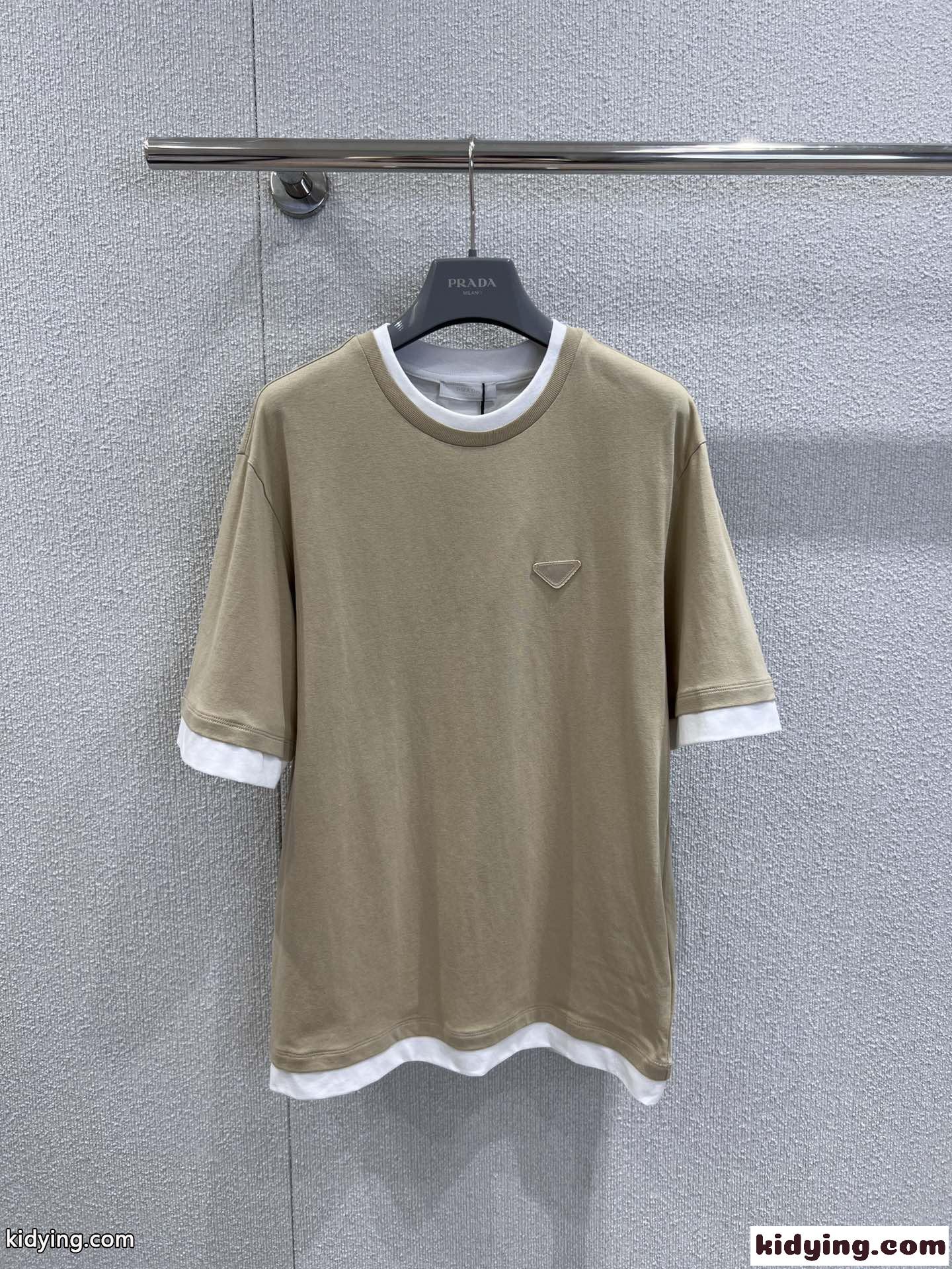 おしゃれ レイヤード風 クルーネック 半袖Tシャツ プラダ Tシャツ コピー ユニセックス カーキ-1