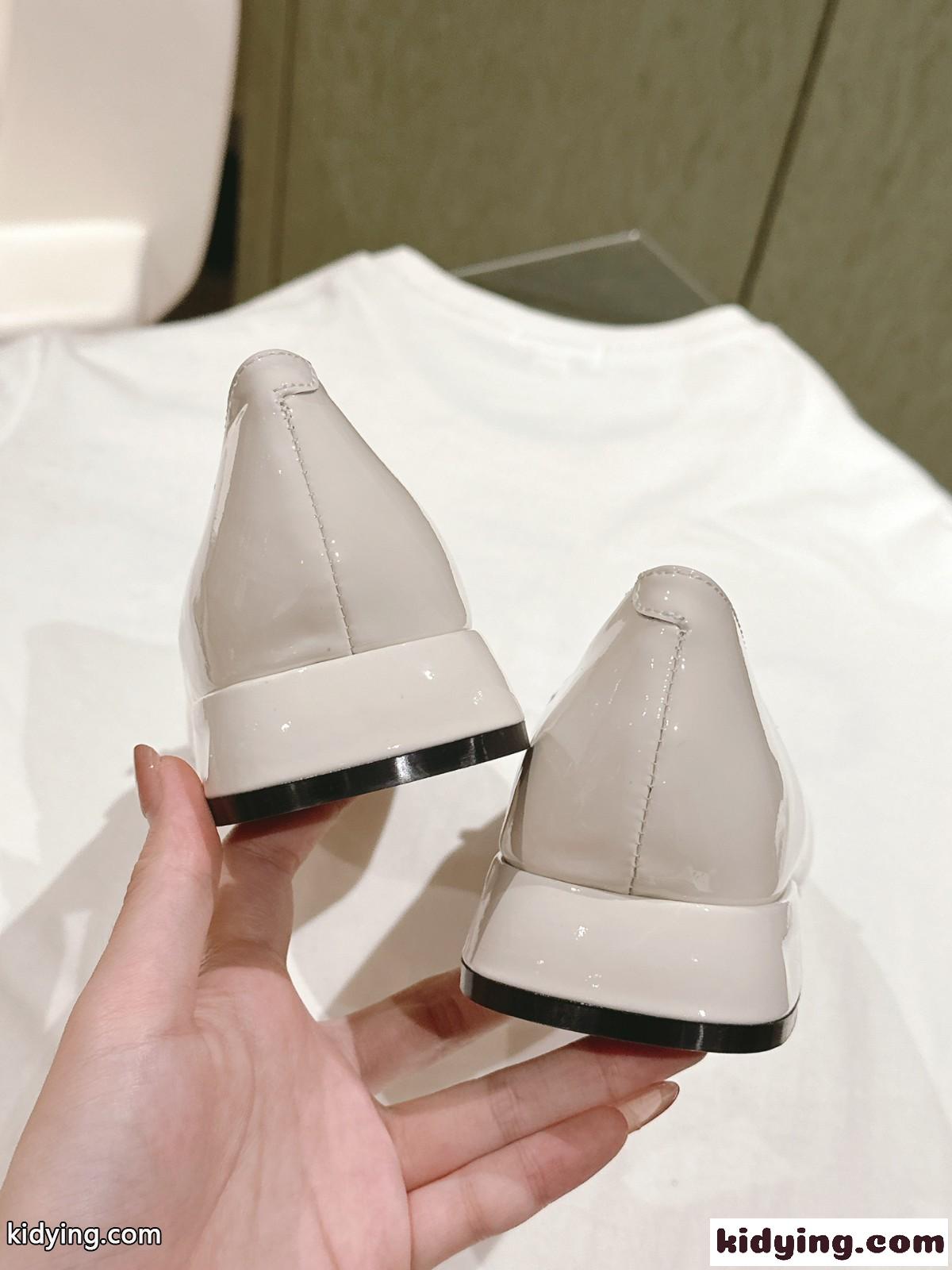 エレガント パテントレザー ジミーチュウ パンプス スーパーコピー ホワイト-3