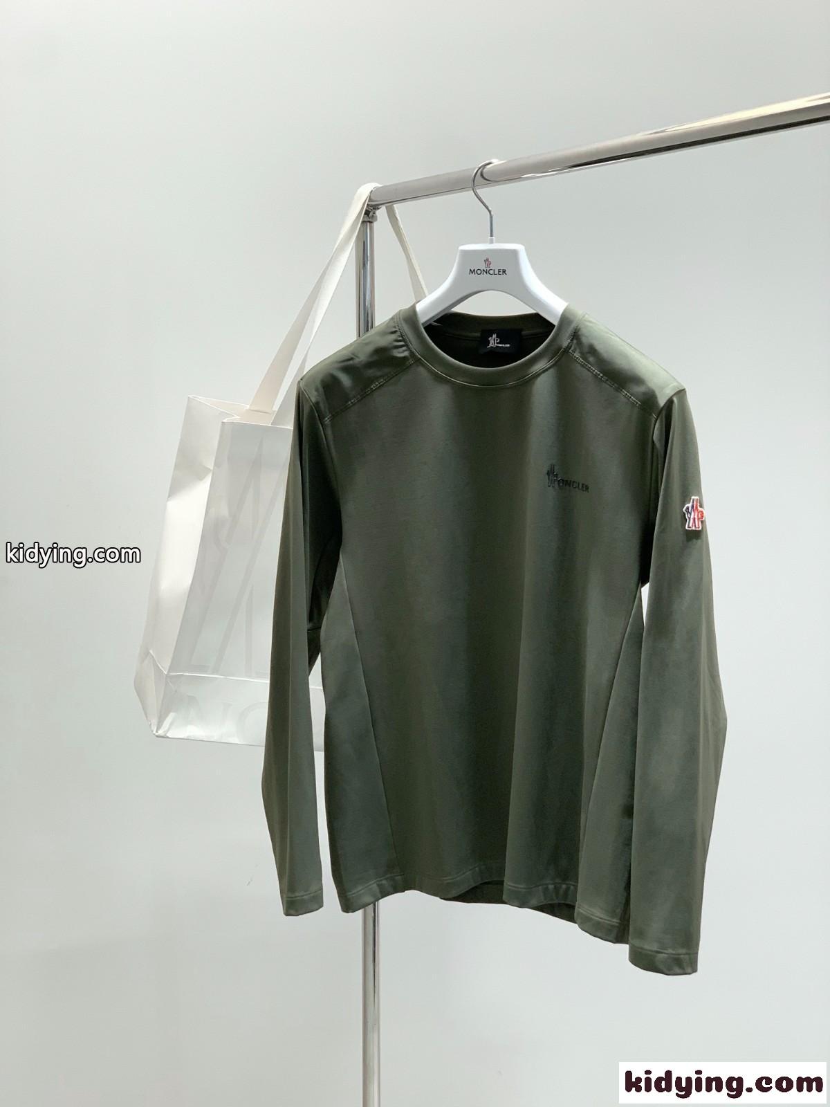 カジュアル 上品 クルーネック 長袖Tシャツ モンクレール Tシャツ 偽物 グリーン-1