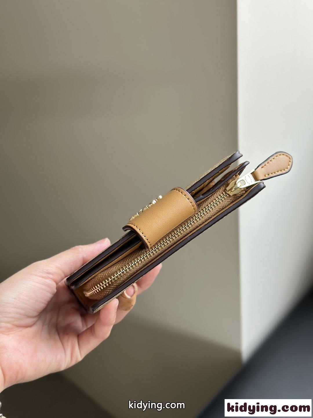 コーチ 財布 スーパーコピー 定番 人気 シグネチャー柄 コンパクト ウォレット-1