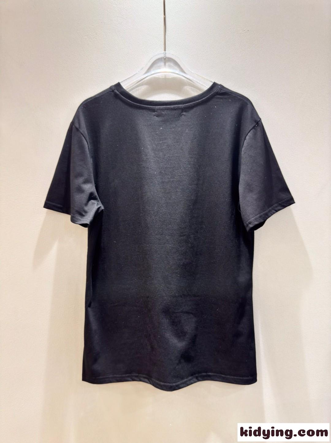 DGロゴ&イエローローズパッチ ドルチェ&ガッバーナ 半袖Tシャツ 偽物 ブラック-0