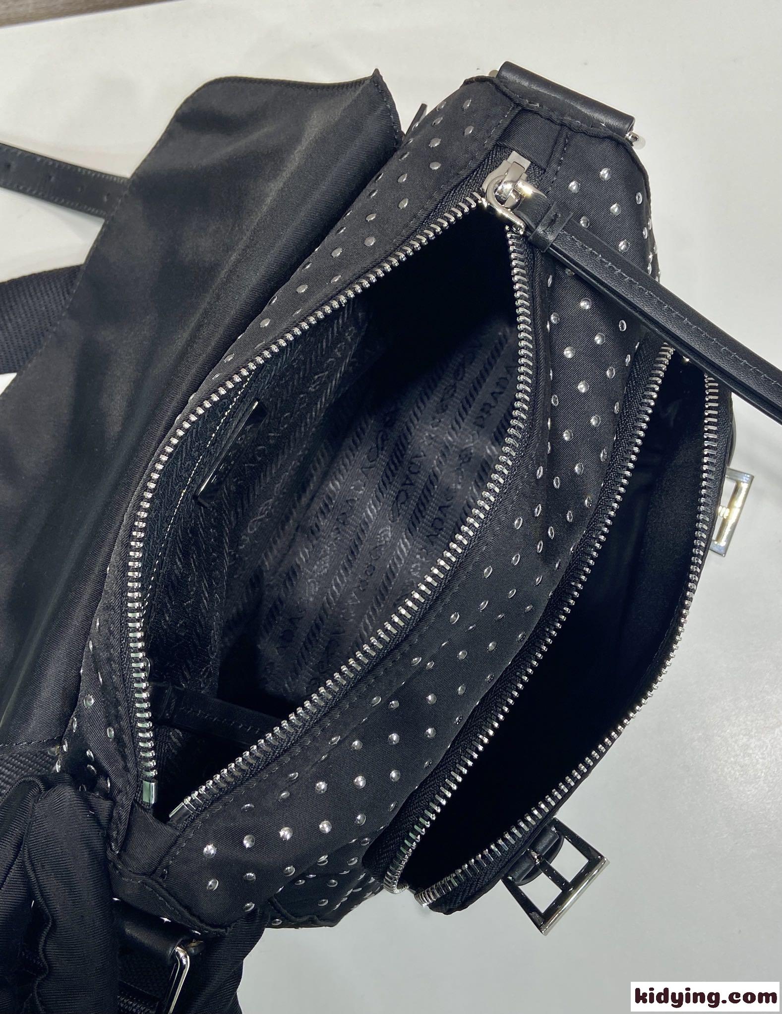 プラダ スタッズ付 Re-Nylon ショルダーバッグ スーパーコピー 1BD382-4