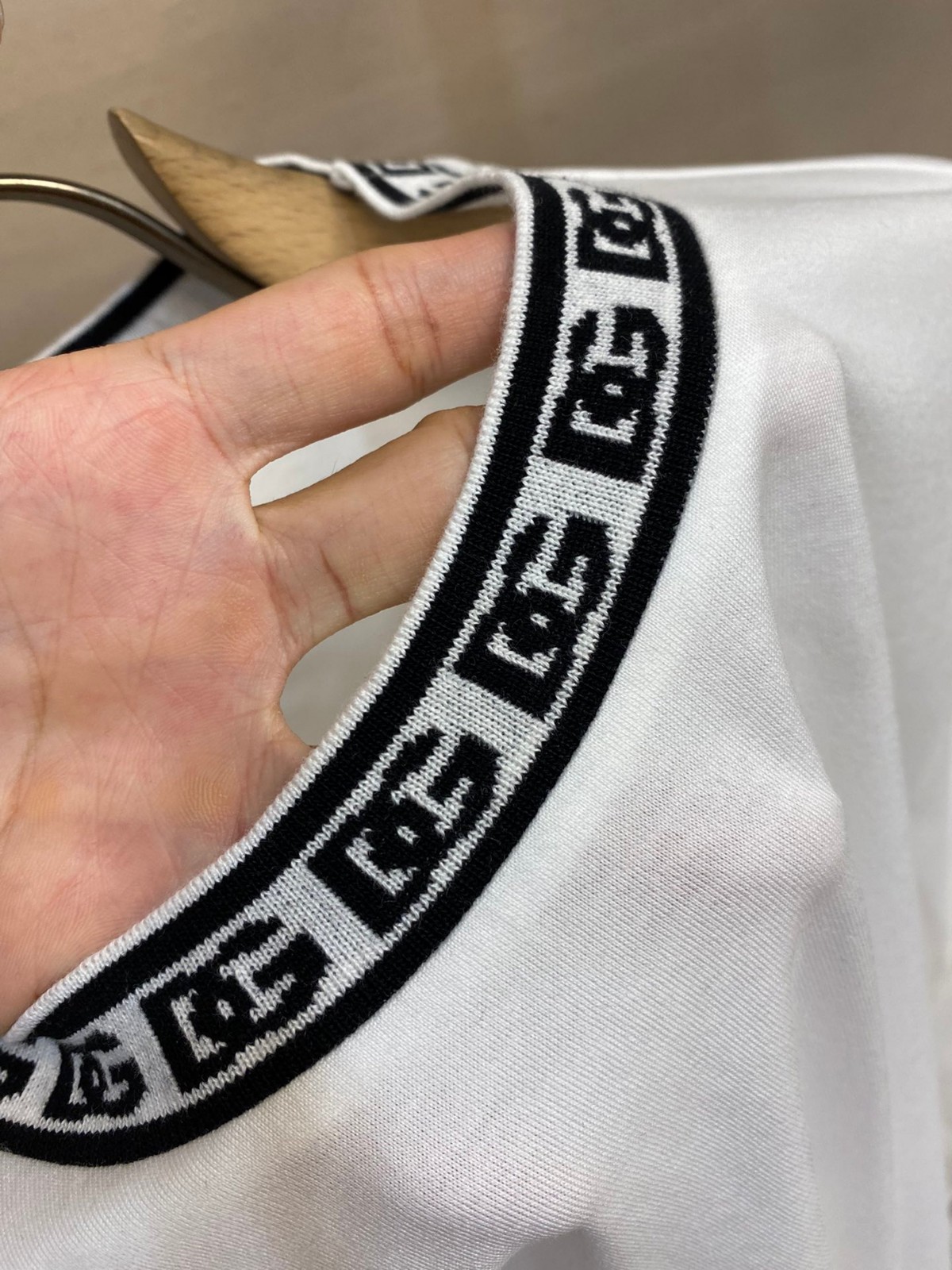 おしゃれ ネックロゴ長袖Tシャツ ドルチェ&ガッバーナ Tシャツ コピー ホワイト-4
