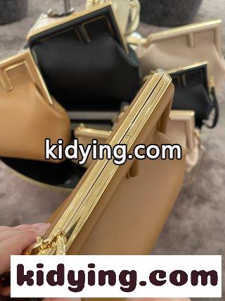 新しいFENDI Firstが来ました デザイナーKim Jonesが主導して デザインした最初のFend1は,従来のバッグ型を覆した フェンディ バッグ 新作 コピー-2