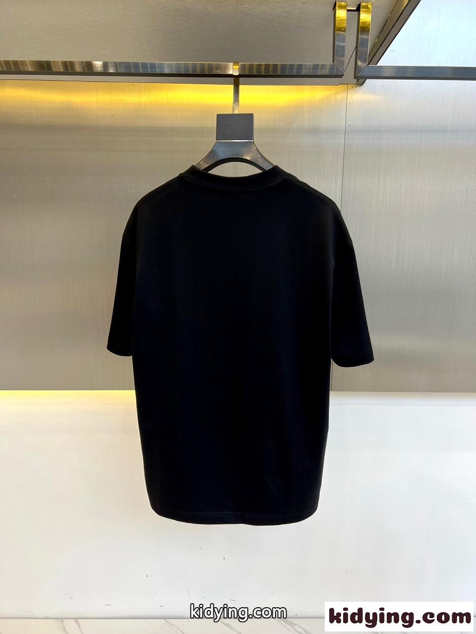 カジュアル 合わせやすい ロゴ入り 半袖Tシャツ フェンディ Tシャツ コピー ブラック-4