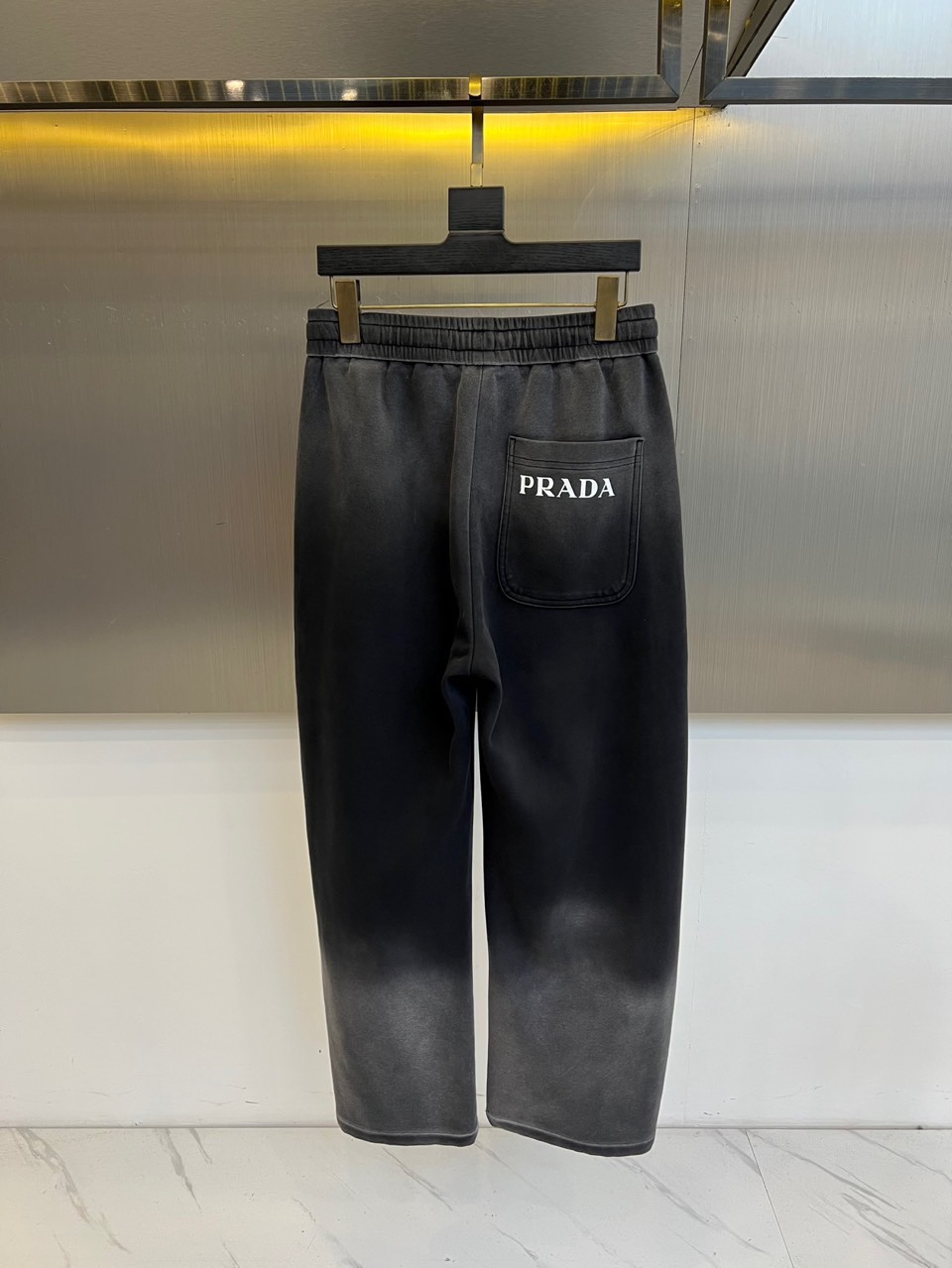 プラダ パンツ 偽物 ロゴ入り スタイリッシュ カジュアル スウェットパンツ-3