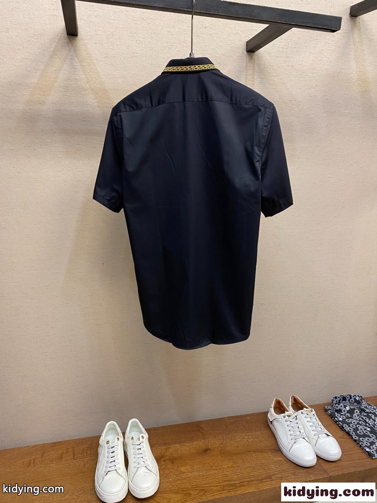 上品 カジュアル ショートスリーブシャツ ヴェルサーチェ シャツ 偽物 コットン ブラック-2