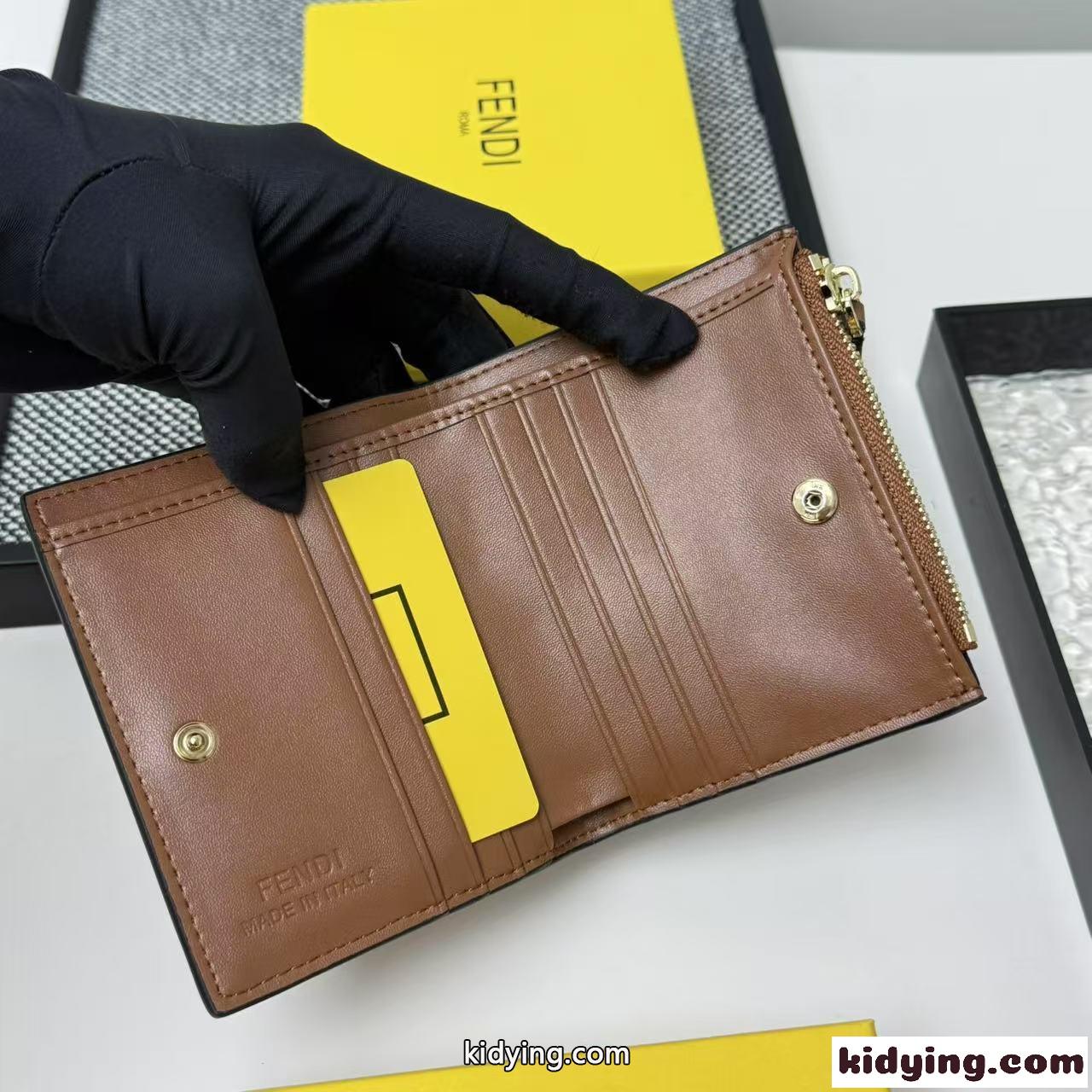 コンパクト 二つ折り財布 フェンディ 財布 スーパーコピー 小銭入れ付き ブラウン-3