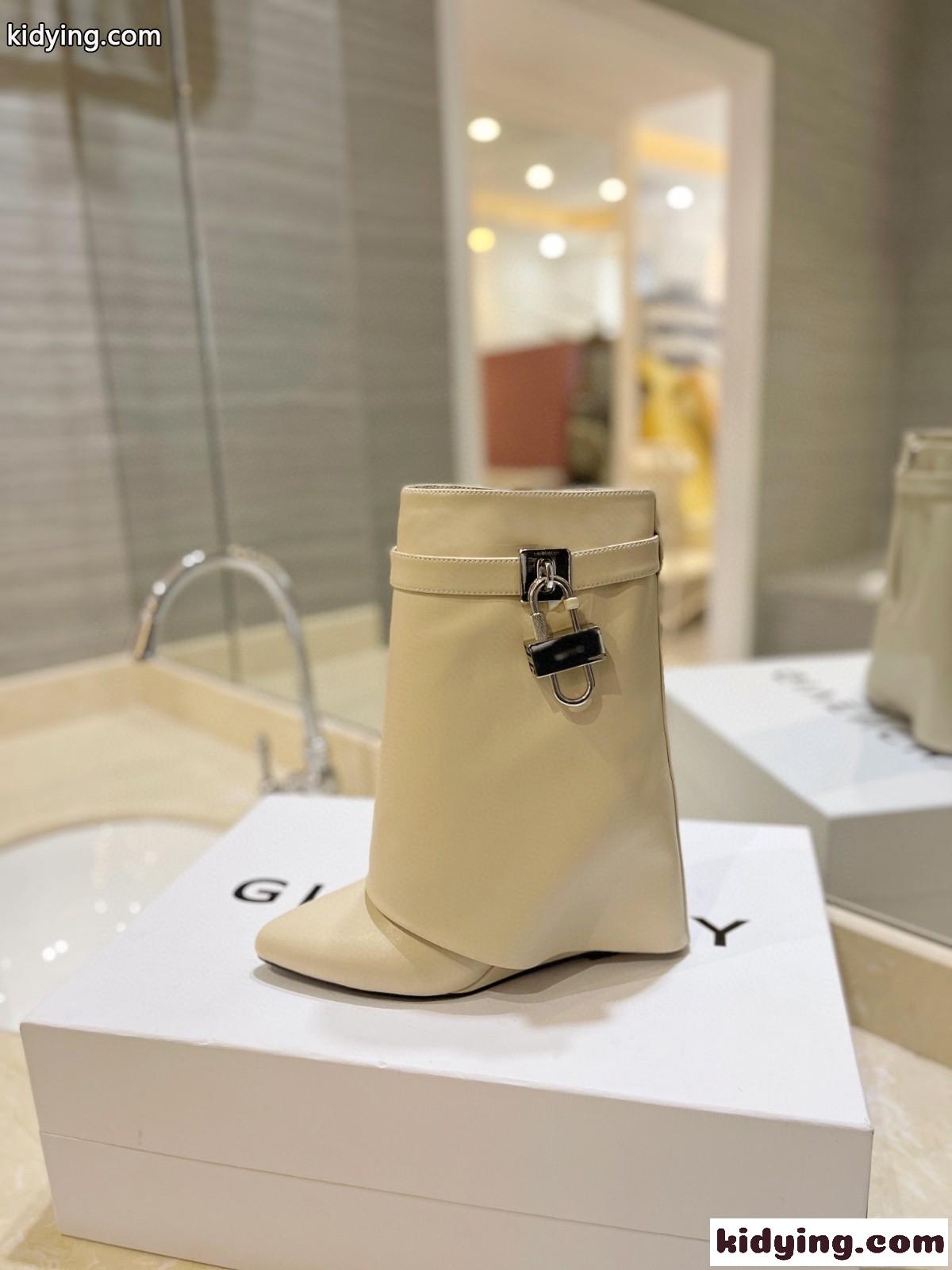 大人気 シャークロック アンクルブーツ レザー ジバンシィ ブーツ スーパーコピー ベージュ-1