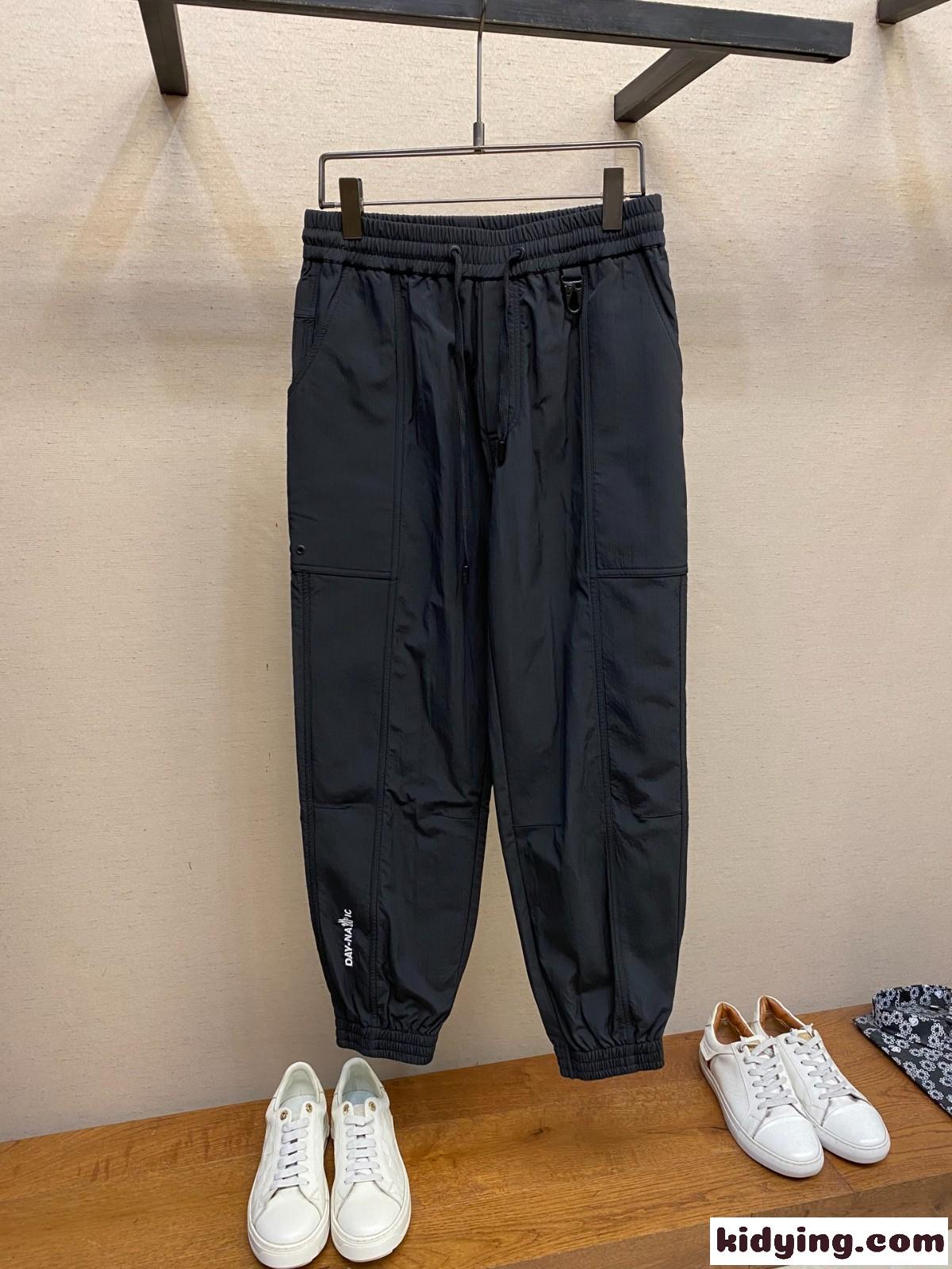 アウトドア カジュアル ロングパンツ モンクレール パンツ 偽物 ブラック-1