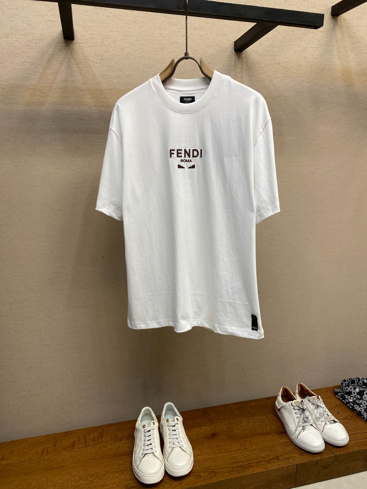 シンプル ロゴ刺繍 クルーネック 半袖Tシャツ フェンディ Tシャツ コピー ホワイト-0