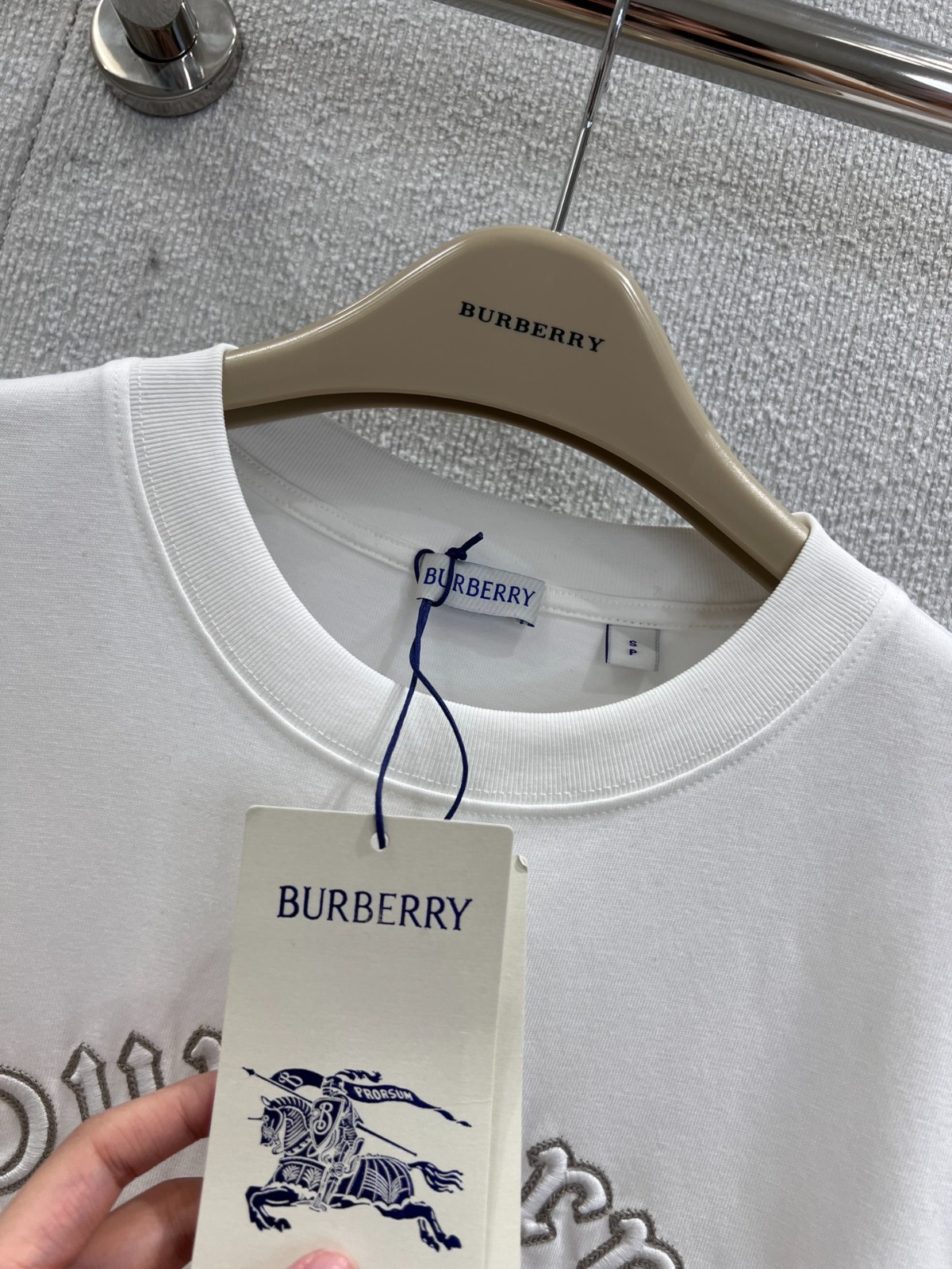 ゴシックロゴ コットンTシャツ バーバリー Tシャツ コピー クルーネック ホワイト-4