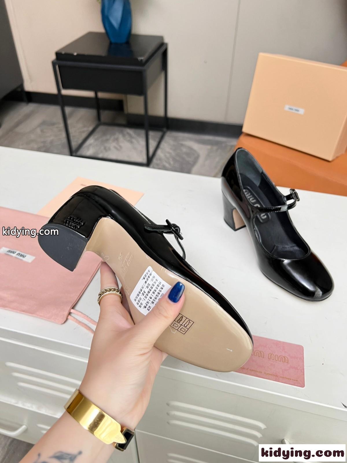パテントレザー ストラップパンプス ミュウミュウ パンプス スーパーコピー ブラック-3