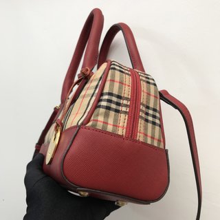 バーバリー バッグ 印象 コピー 新しい小さな円盤のペンダントに このバッグ型を組み合わせる-1