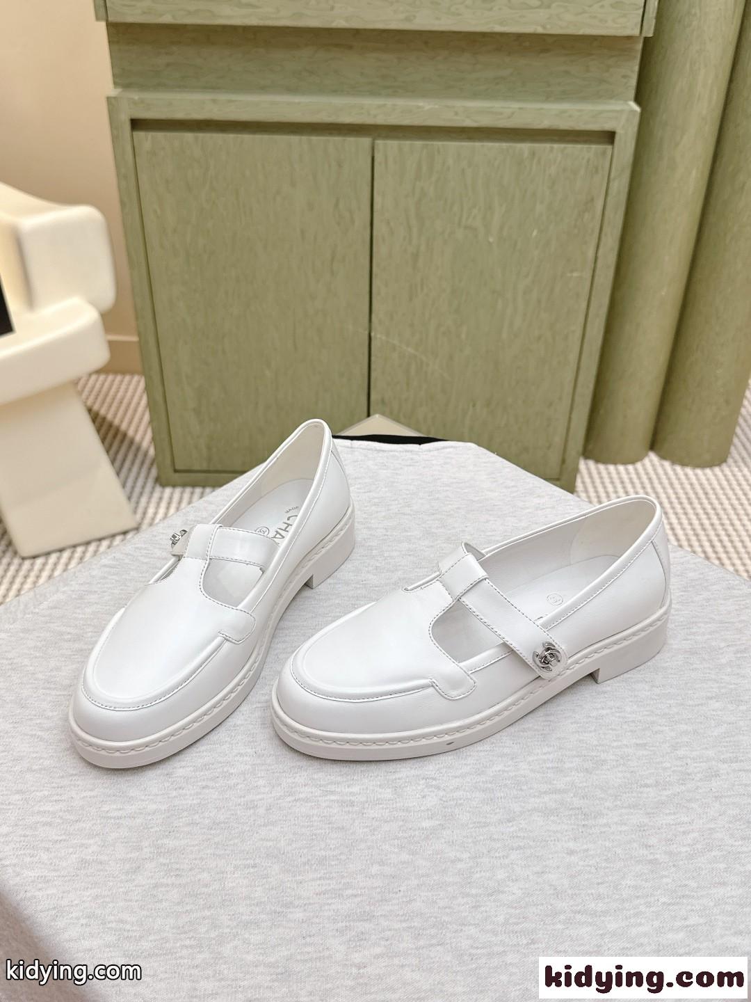 シンプルで上品 25K ローファー シャネル シューズ コピー ターンロック ホワイト-2