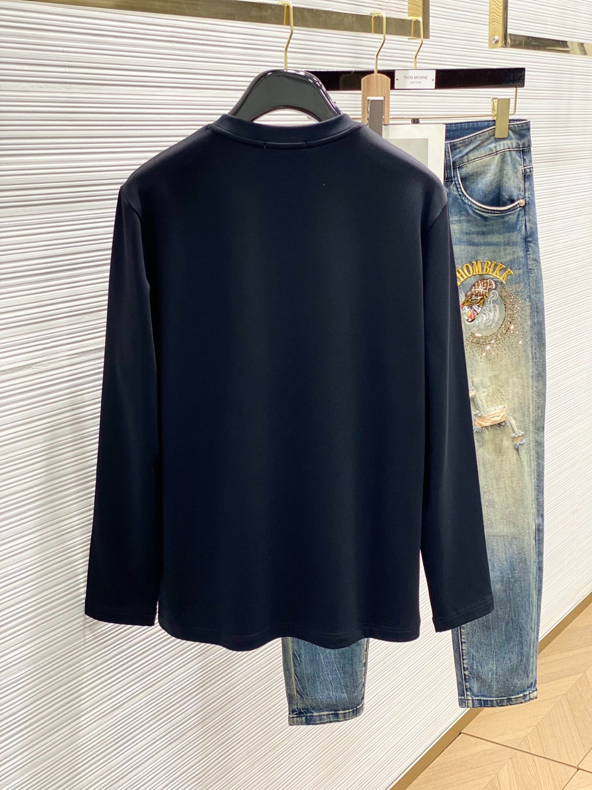 シンプル クルーネック ロゴ刺繍 長袖Tシャツ アルマーニ Tシャツ コピー-4