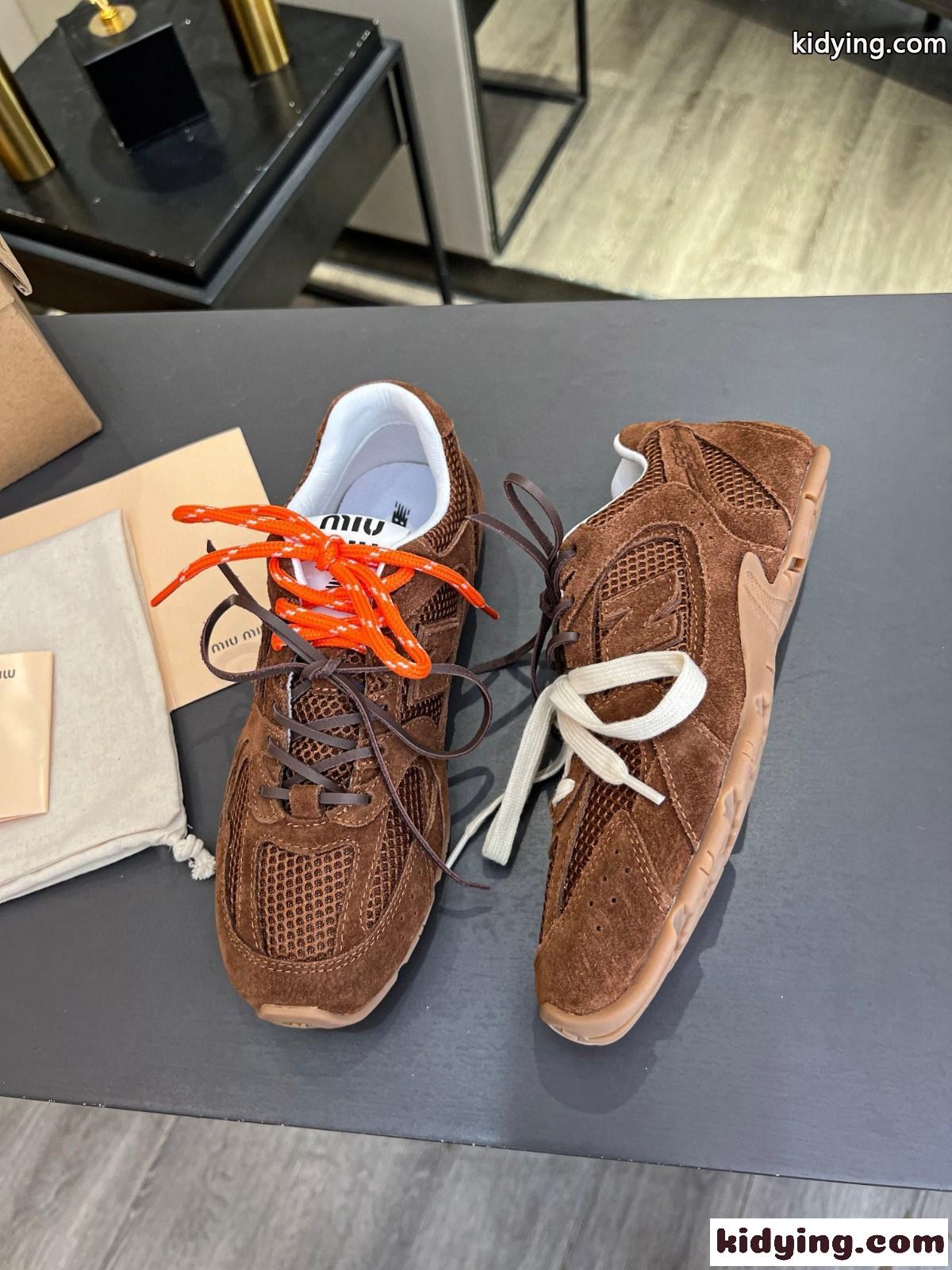 ミュウミュウ スニーカー コピー New Balance x Miu Miu xxx スエードxメッシュ スニーカー コーヒー-2