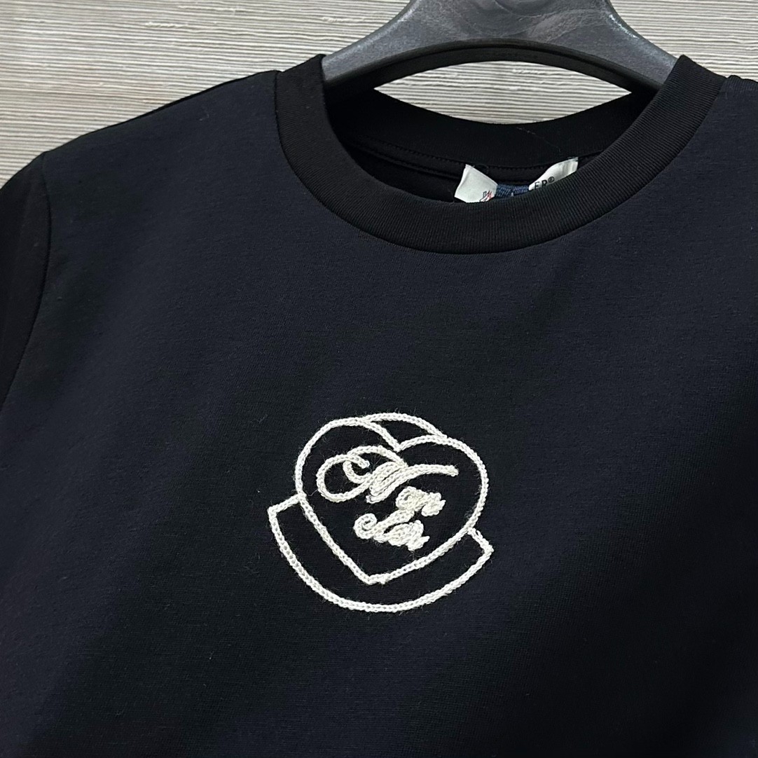 シンプル ハート ロゴ刺繍 モンクレール Tシャツ 偽物 コットン 半袖Tシャツ ブラック-0