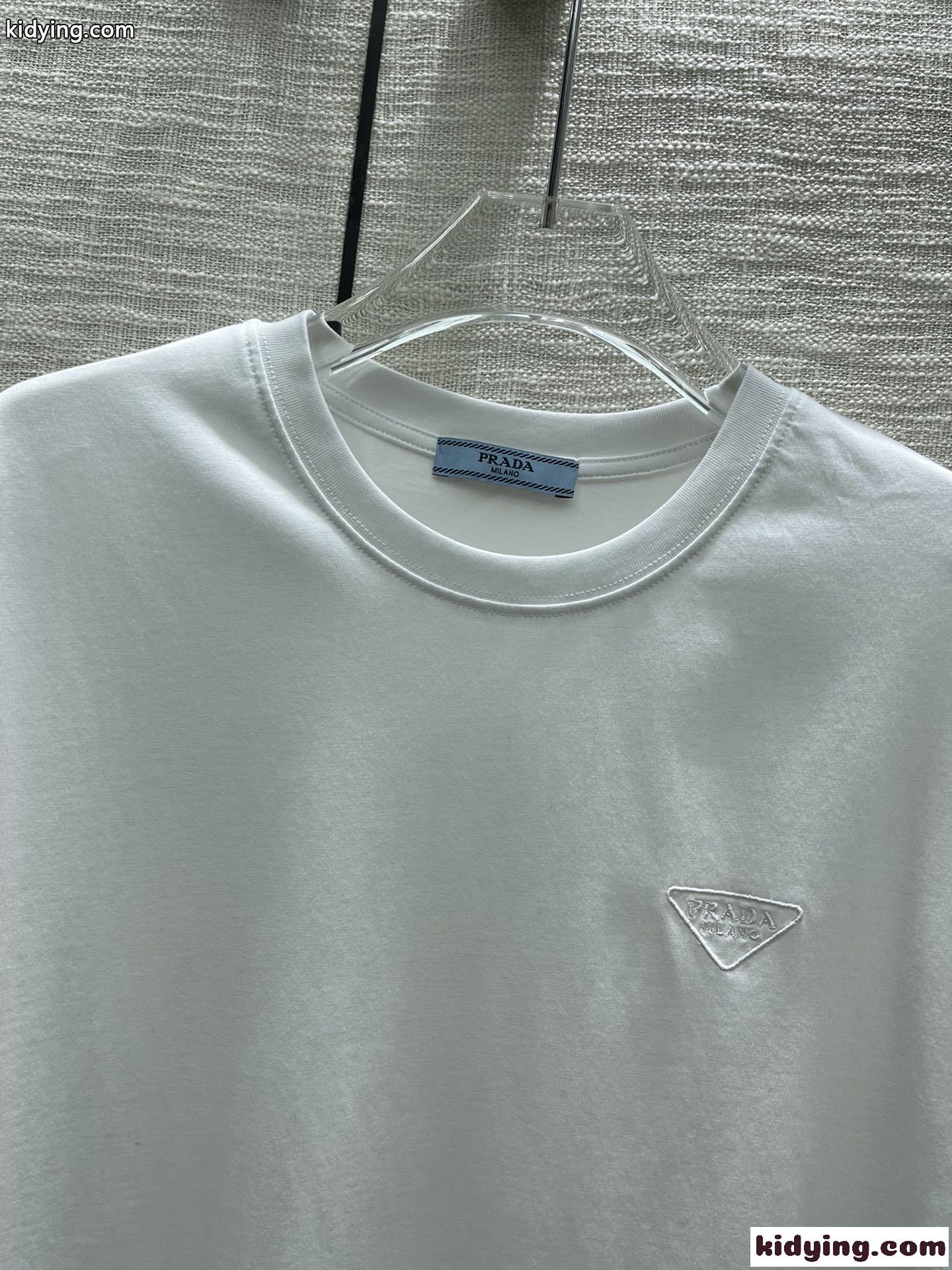 シンプル ゆったり カジュアル クルーネック プラダ Tシャツ コピー ロゴ 着痩せ 合わせやすい-1