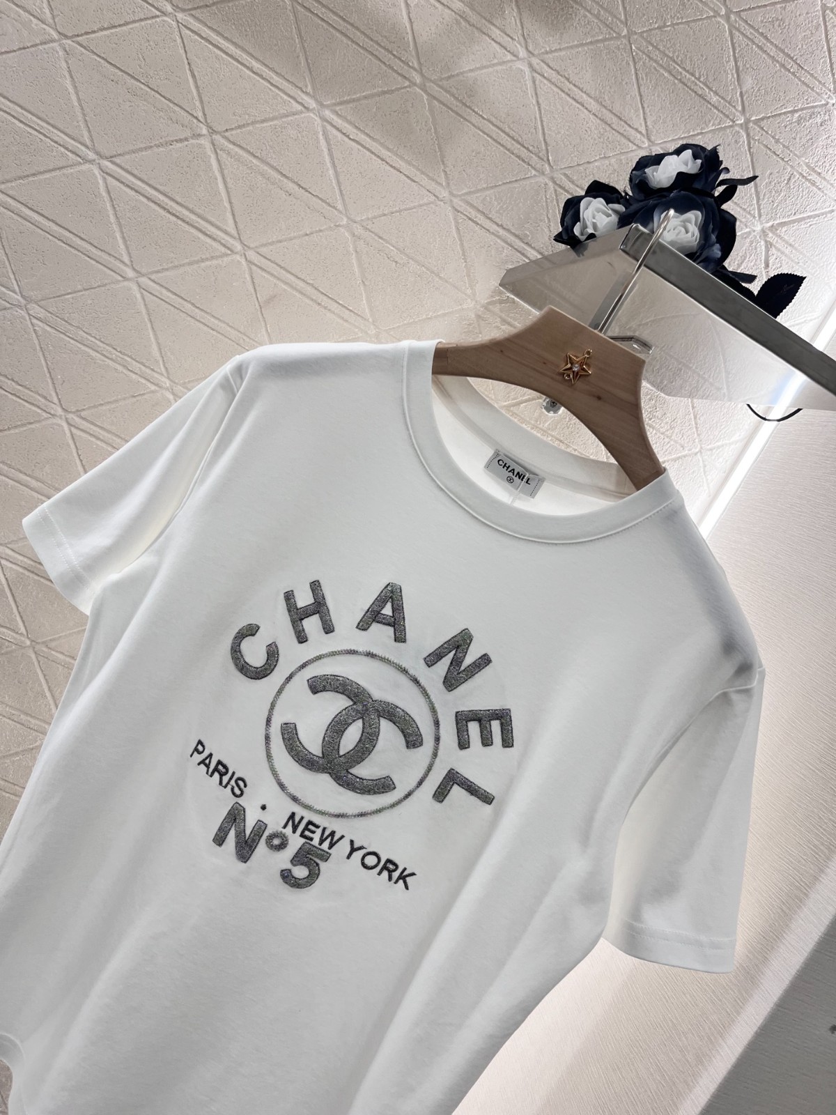 シャネル Tシャツ コピー シンプル ロゴ入り コットン 半袖Tシャツ ホワイト-2