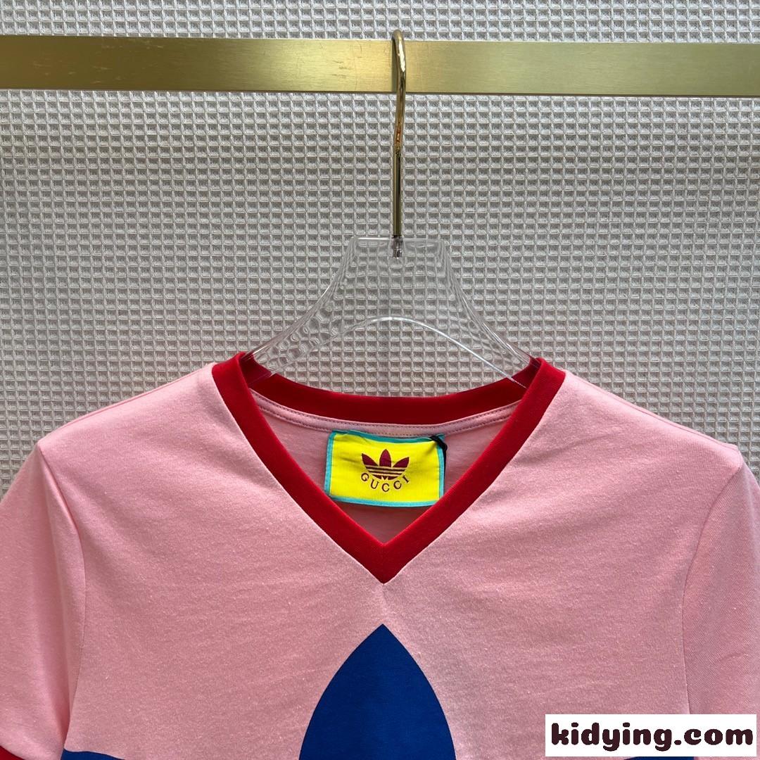 adidas x Gucci クロップドTシャツ Vネック ロゴ プリント グッチ Tシャツ コピー 半袖 トップス-1