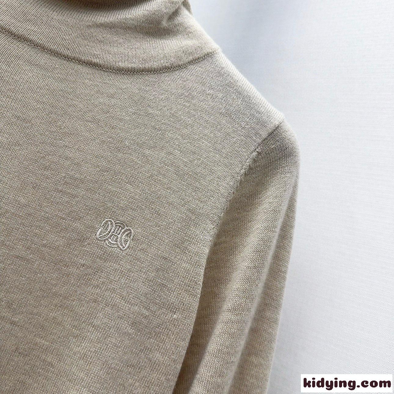 セリーヌ Tシャツ 偽物 シンプル トリオンフ刺繍 タートルネック トップス-1