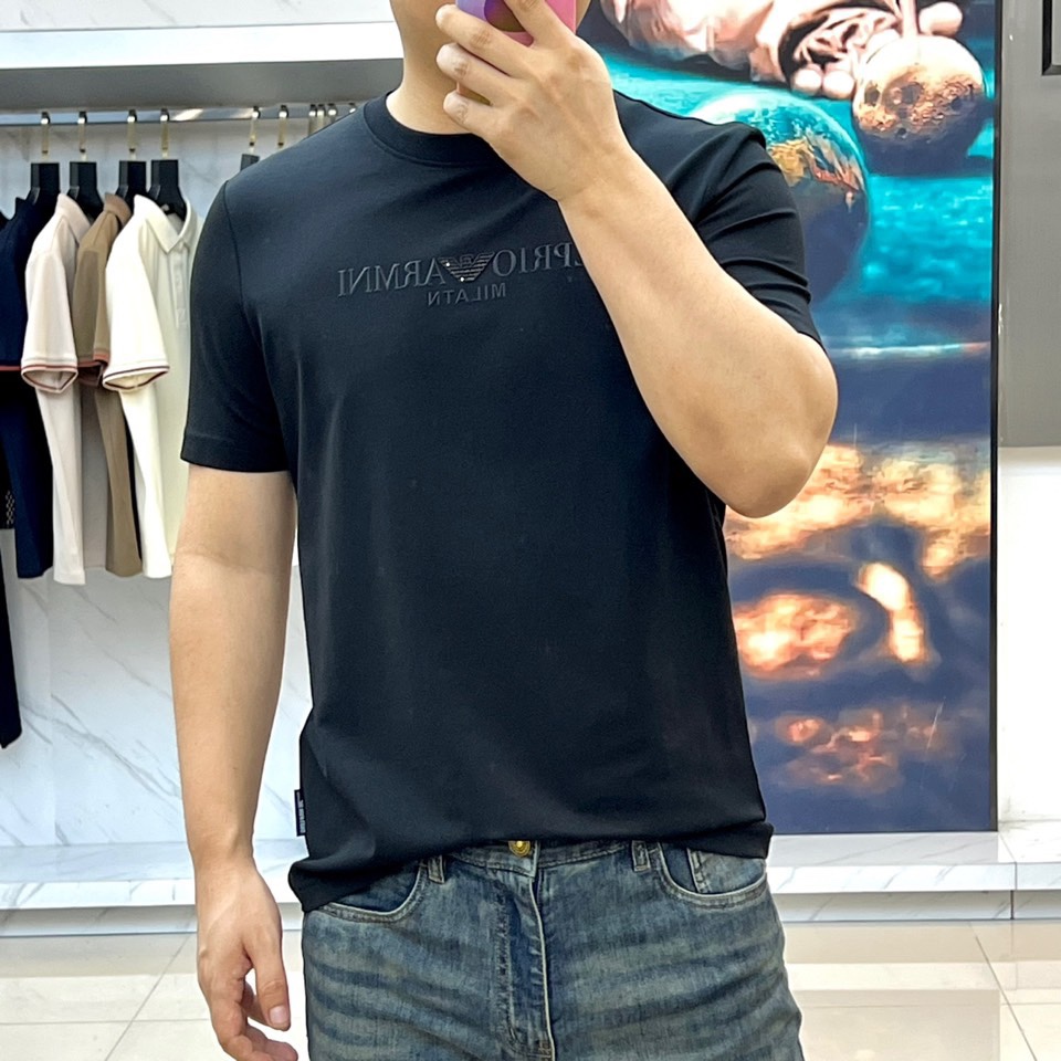 アルマーニ Tシャツ 偽物 シンプル ロゴ クルーネック 半袖Tシャツ ブラック-1