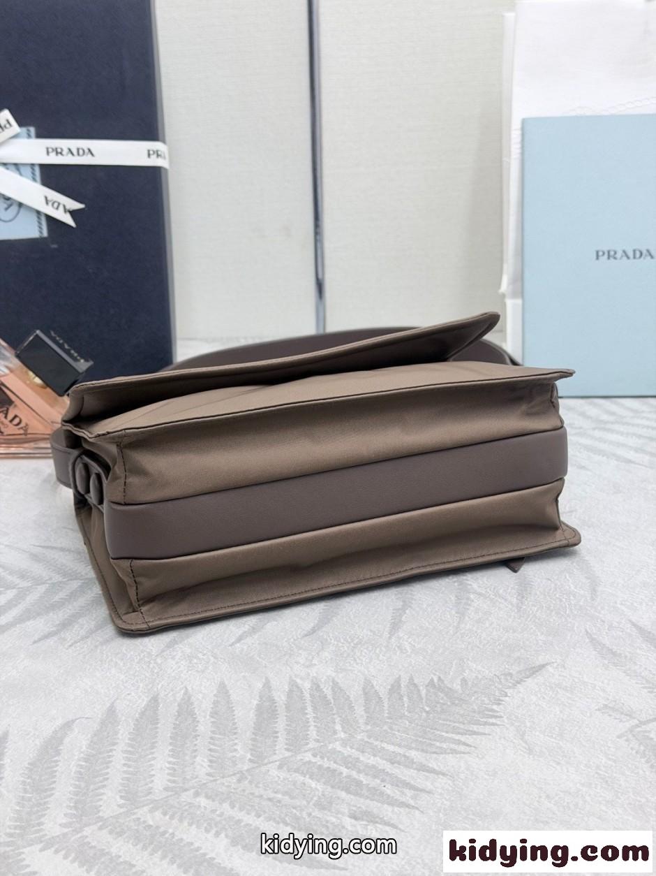 プラダ スモール パデッド Re-Nylon ショルダーバッグ コピー 1BD313 ブラウン-3