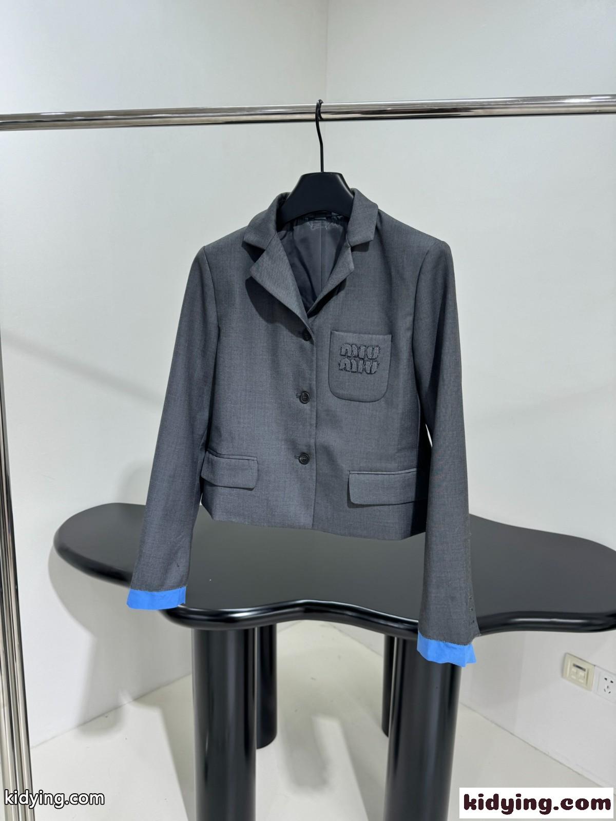 シングルブレスト クロップド ギャバジン ジャケット ミュウミュウ ジャケット スーパーコピー-0